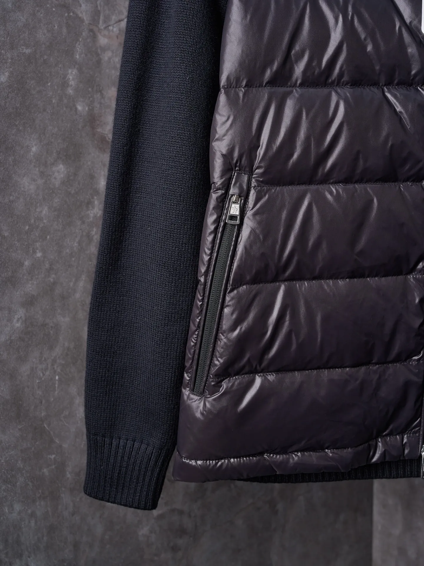 P820 ​​Actual hanging auction] MONCLER/Mask quilted wool splicing zipper three-color trim stand-up collar down jacket [Ready stock] 1 2 3 4 high-quality white duck down filling, with a filling capacity of 130g, excellent warmth retention effect.  The front body fabric is made of 100% polyester fiber with high-density weaving. The thickness of 0.08mm avoids increasing the overall weight and is smooth. The high-density weaving structure forms a wind resistance layer to protect the thermal efficiency of the thermal layer from loss. It can withstand the expansion pressure of down and prevent deformation and damage after long-term use.  7-needle medium-thick knitted structure: Use thicker yarns to knit woolen fabrics with obvious thickness and weight. The texture is clearly visible and has a rough, retro texture. It has a good skeleton feel, is relatively stiff, and can maintain the silhouette of clothing for a long time. It also provides more layers of still air to lock in heat.  The three-color trim at the collar draws traditional inspiration and becomes the finishing touch. Smooth pocket zipper closure enhances practicality and aesthetics.