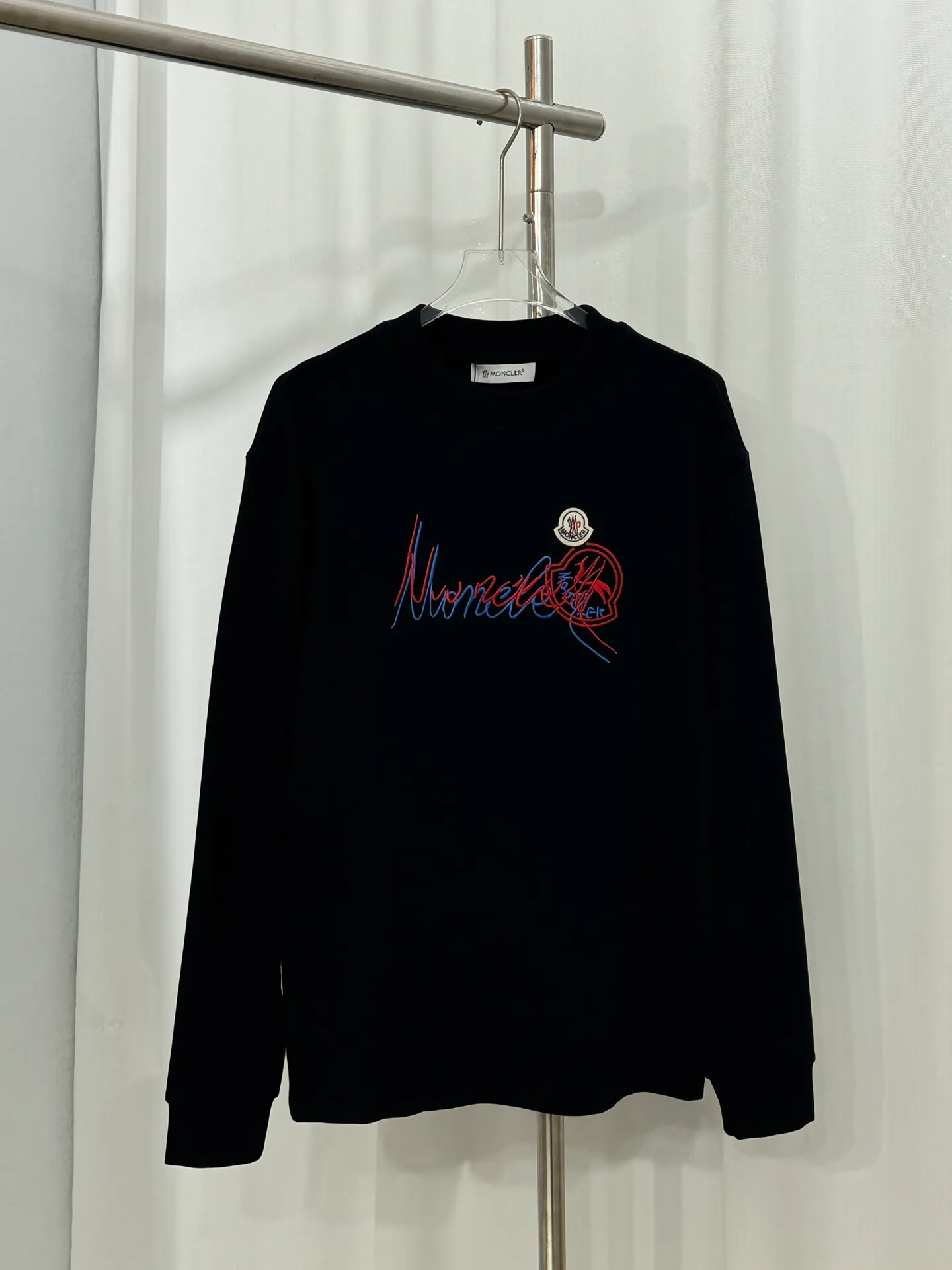 P310 Moncler half-high collar letter embroidered plus velvet long-sleeved bottoming shirt. The fabric is soft. Made of imported high-density double-sided stretch cotton fabric. Same style for men and women. Full details. Original pattern. Size: S-2XL.