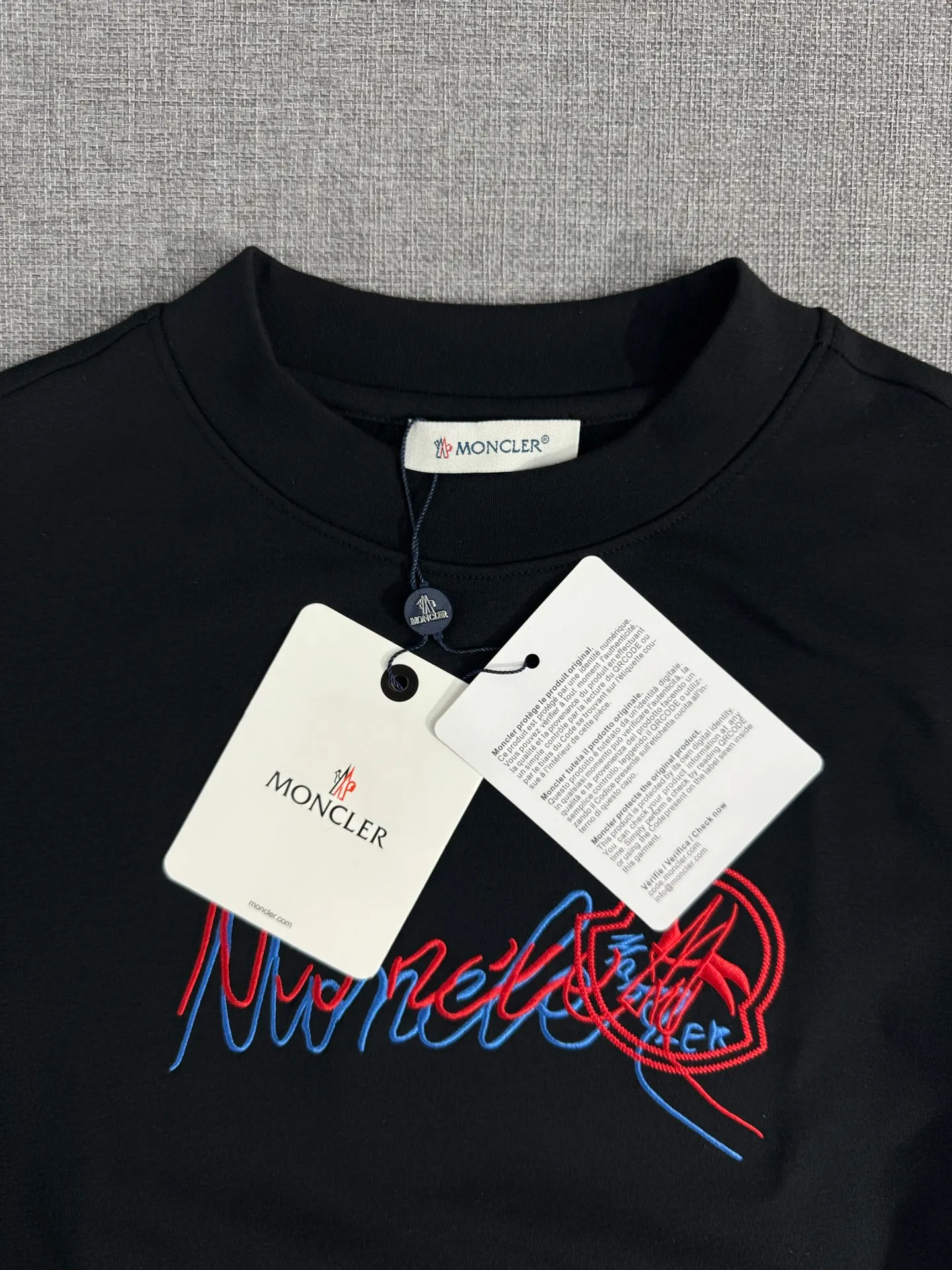 P310 Moncler half-high collar letter embroidered plus velvet long-sleeved bottoming shirt. The fabric is soft. Made of imported high-density double-sided stretch cotton fabric. Same style for men and women. Full details. Original pattern. Size: S-2XL.