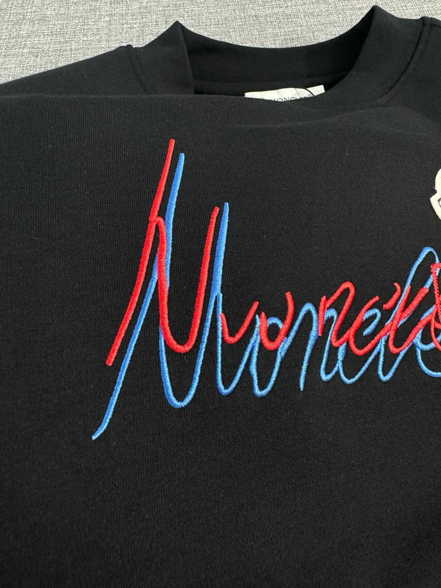 P310 Moncler half-high collar letter embroidered plus velvet long-sleeved bottoming shirt. The fabric is soft. Made of imported high-density double-sided stretch cotton fabric. Same style for men and women. Full details. Original pattern. Size: S-2XL.