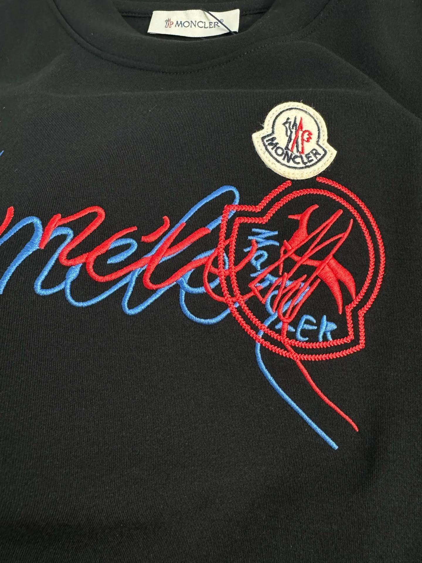 P310 Moncler half-high collar letter embroidered plus velvet long-sleeved bottoming shirt. The fabric is soft. Made of imported high-density double-sided stretch cotton fabric. Same style for men and women. Full details. Original pattern. Size: S-2XL.