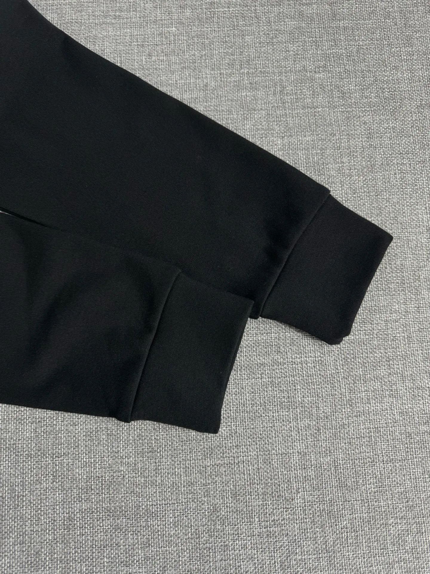 P310 Moncler half-high collar letter embroidered plus velvet long-sleeved bottoming shirt. The fabric is soft. Made of imported high-density double-sided stretch cotton fabric. Same style for men and women. Full details. Original pattern. Size: S-2XL.