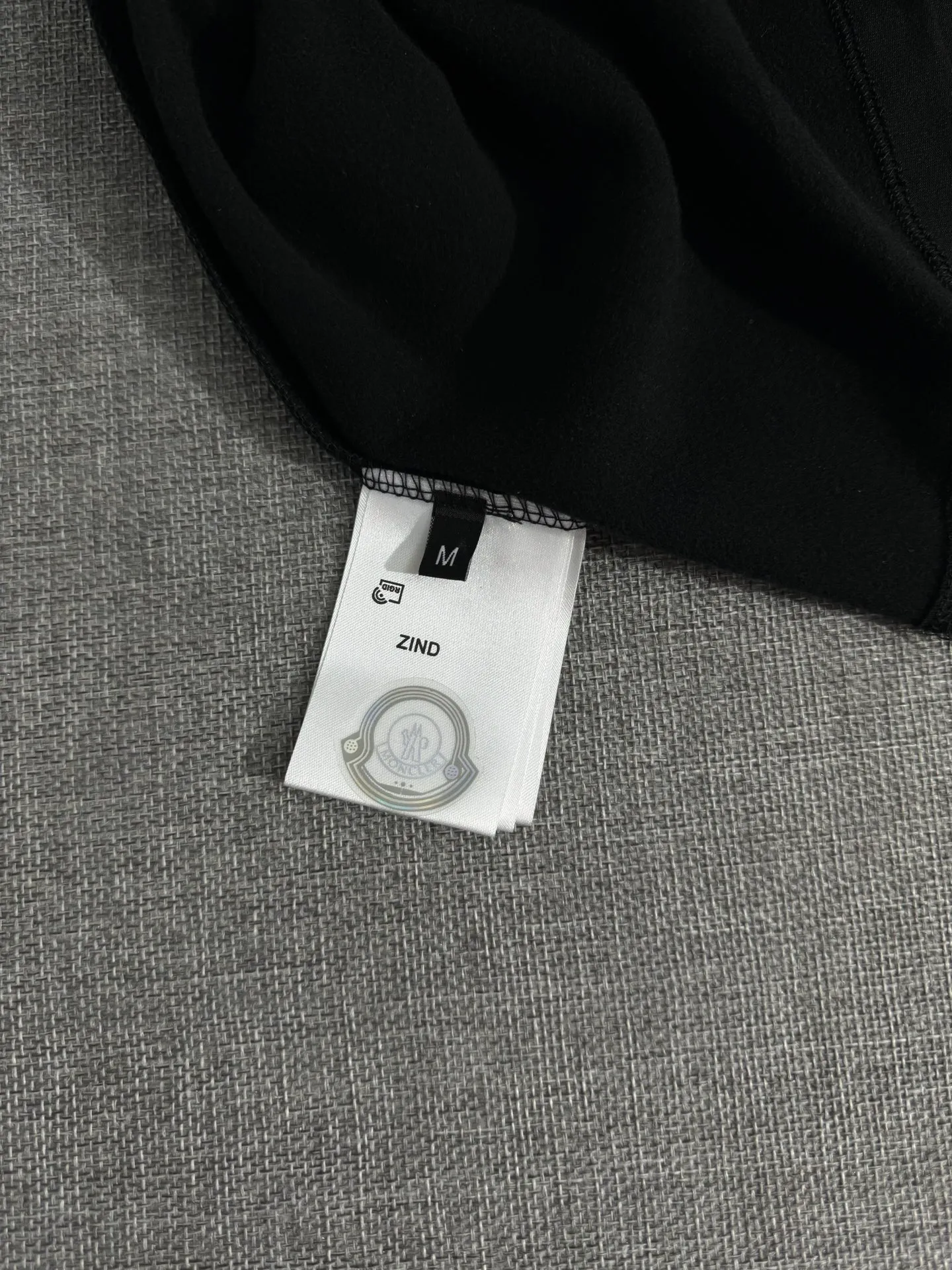 P310 Moncler half-high collar letter embroidered plus velvet long-sleeved bottoming shirt. The fabric is soft. Made of imported high-density double-sided stretch cotton fabric. Same style for men and women. Full details. Original pattern. Size: S-2XL.