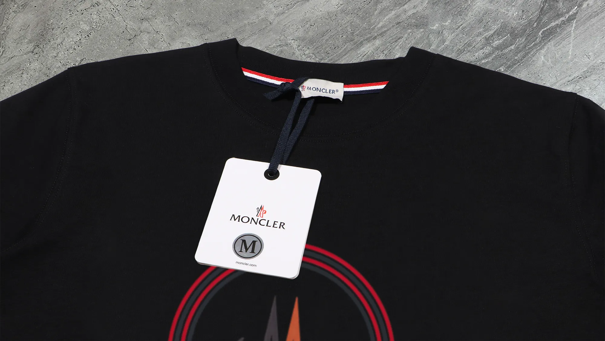 P210 High-version sweatshirt) [Long-term stock] 〖𝐌𝐎𝐍𝐂𝐋𝐄𝐑~Mask〗 Made of 440g heavy-weight fabric. It is different from the market currency. It can be matched with any variety and is properly handsome. 😎The whole dress is made of double waistcoats. The double waistcoats make the whole dress more three-dimensional. Not ordinary factories can do such fine work. 2025 Spring runway version of the T stage, on sale at the counter, round neck terry sweatshirt, high-end double-strand pure cotton, custom-made stretch ribs, dyed in the same vat, complete with three standards, matched with exquisite embroidered LOGO on the chest, simple and advanced, same style for men and women. Color: black, apricot, white, size: S M L XL 2XL