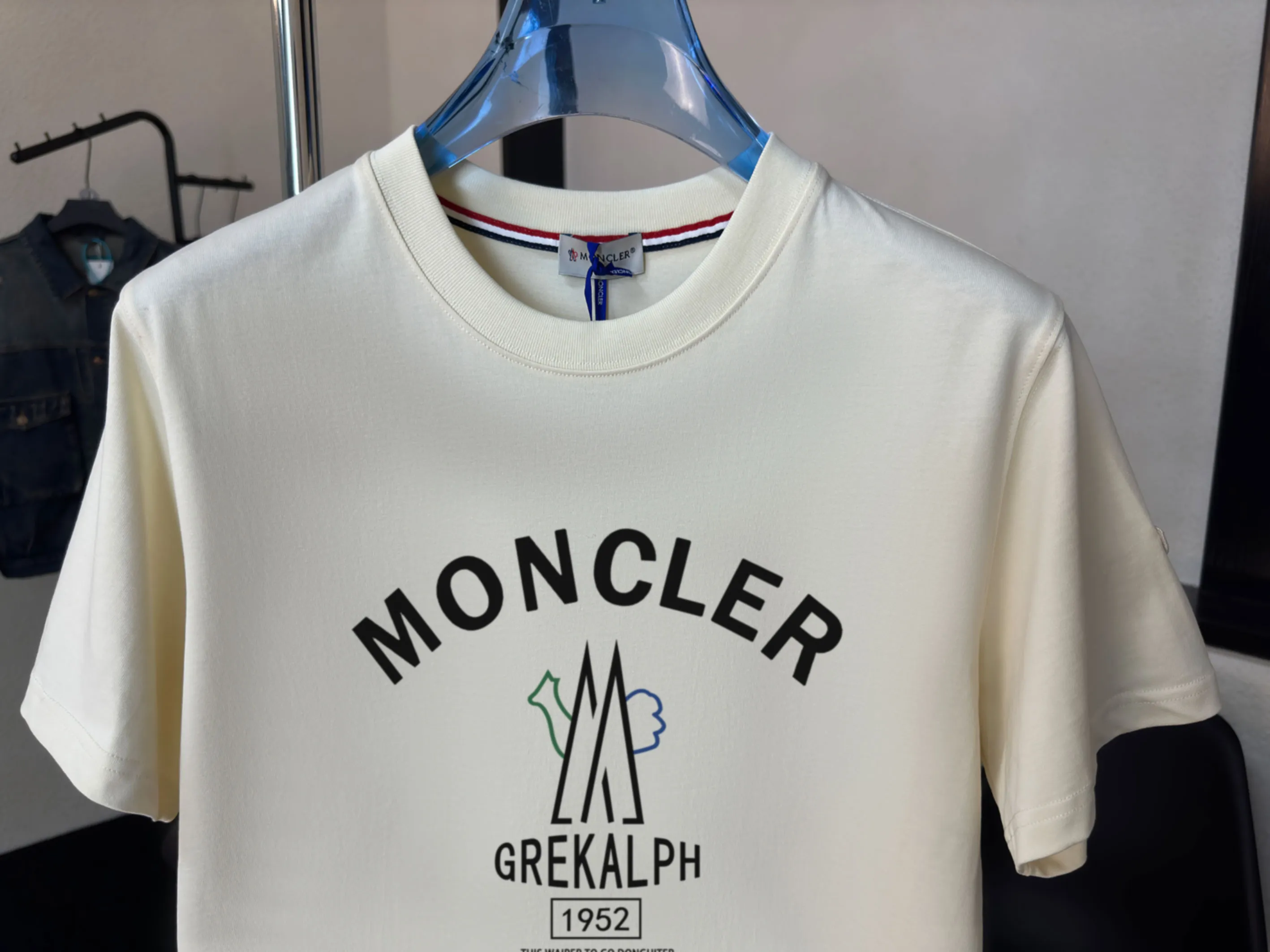 P140 Upgraded version "Mobile phone smart sensor ~ NFC chip armband ~ Direct access to the official website for anti-counterfeiting" "Moncler ~ Mouth Mouth" 2025 new high-quality round neck short-sleeved T-shirt. The cuffs have imported embroidered labels. Customized dyeing, very comfortable to touch. Super versatile and good-looking short-sleeved. Complete with three labels. Non-market ordinary version. Feel free to compare. Quality is absolutely guaranteed! ‼ First of all, this original fabric is all custom-woven with 32-count double yarn fabric, 250G, and the weight is the same‼ Fine workmanship, double waistcoat method, double waistcoat method, double waistcoat method makes the whole dress more three-dimensional, which is not a craft that ordinary T-shirts can achieve🤪 Size: S-M-L-XL-2XL Color: black, white, apricot, same style for men and women