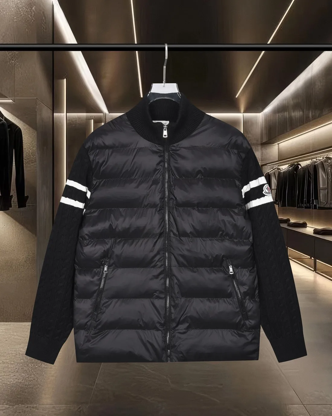 P416 Moncler/muzzle 25Fw classic down spliced ​​stand-up collar sweater cotton woolen sweater jacket 2025FW official website new original fabric official same style selected sweater customization imported wool fabric high-end version, counter custom fabric High breathability and comfort, precision production, impeccable detail processing, ✅customized logo engraved buttons, complete three labels. Brand element design concept reflects high quality. It feels delicate and soft! Presenting a casual cut, the upper body shape is great 🐍 Color; black and gray Size: S-XL