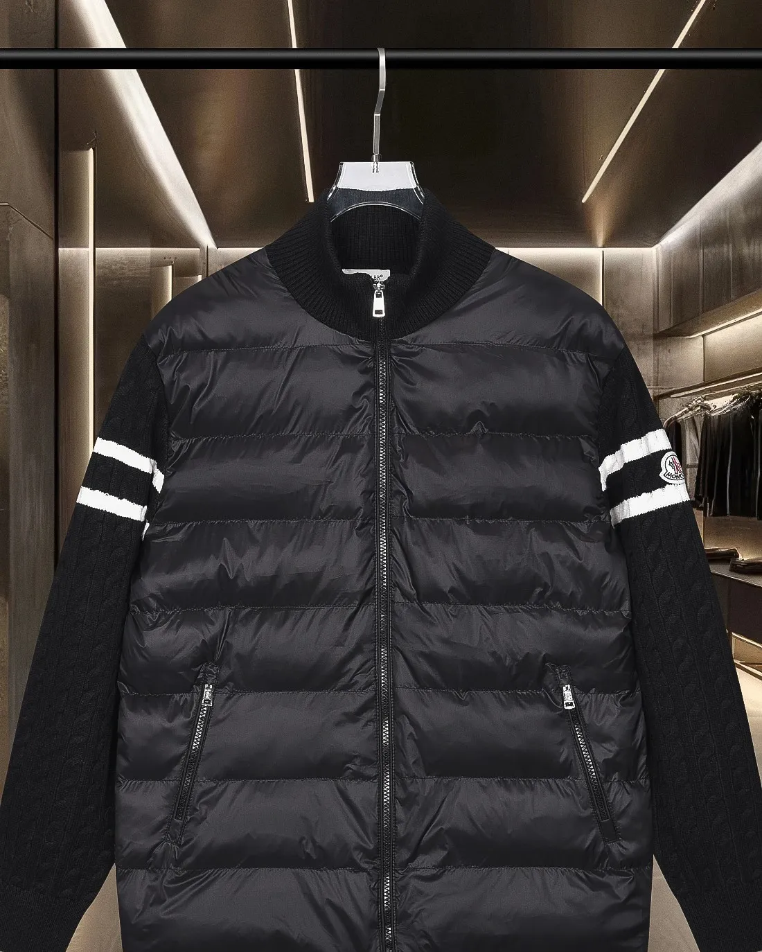 P416 Moncler/muzzle 25Fw classic down spliced ​​stand-up collar sweater cotton woolen sweater jacket 2025FW official website new original fabric official same style selected sweater customization imported wool fabric high-end version, counter custom fabric High breathability and comfort, precision production, impeccable detail processing, ✅customized logo engraved buttons, complete three labels. Brand element design concept reflects high quality. It feels delicate and soft! Presenting a casual cut, the upper body shape is great 🐍 Color; black and gray Size: S-XL