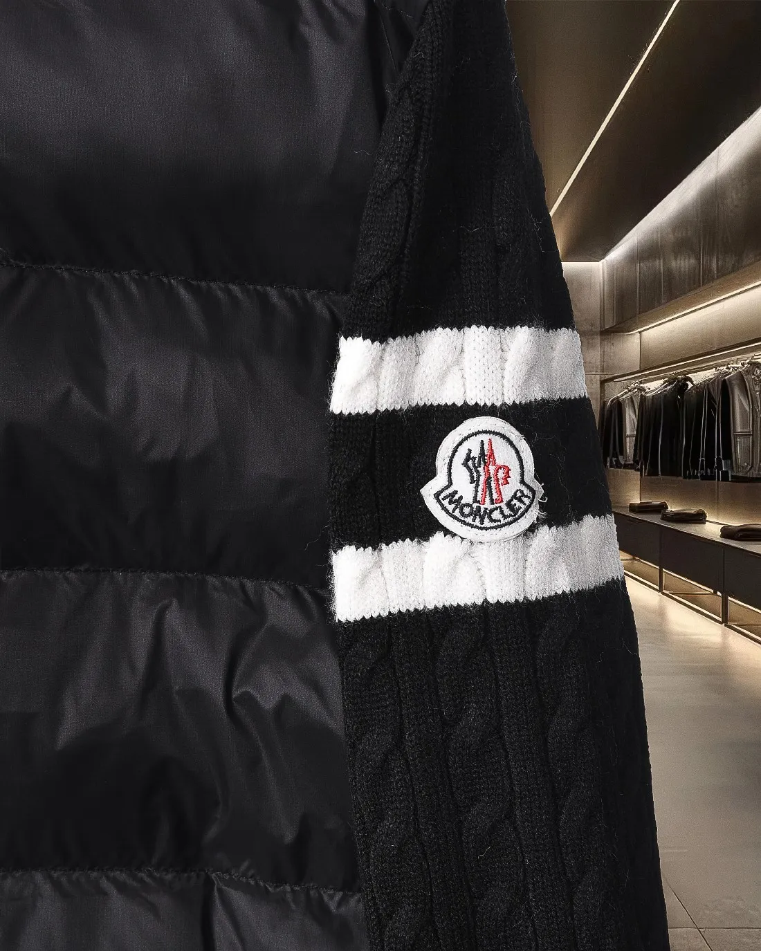P416 Moncler/muzzle 25Fw classic down spliced ​​stand-up collar sweater cotton woolen sweater jacket 2025FW official website new original fabric official same style selected sweater customization imported wool fabric high-end version, counter custom fabric High breathability and comfort, precision production, impeccable detail processing, ✅customized logo engraved buttons, complete three labels. Brand element design concept reflects high quality. It feels delicate and soft! Presenting a casual cut, the upper body shape is great 🐍 Color; black and gray Size: S-XL