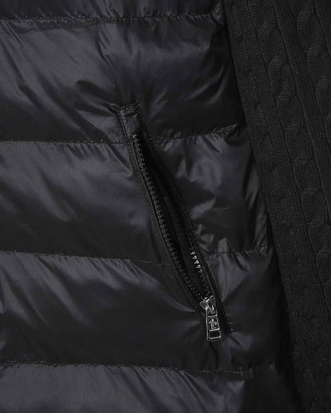 P416 Moncler/muzzle 25Fw classic down spliced ​​stand-up collar sweater cotton woolen sweater jacket 2025FW official website new original fabric official same style selected sweater customization imported wool fabric high-end version, counter custom fabric High breathability and comfort, precision production, impeccable detail processing, ✅customized logo engraved buttons, complete three labels. Brand element design concept reflects high quality. It feels delicate and soft! Presenting a casual cut, the upper body shape is great 🐍 Color; black and gray Size: S-XL