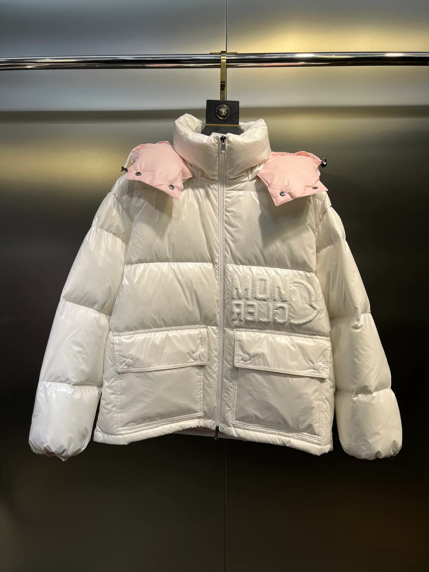 P780 moncler 🌟Moncler FW25 Abbaye short down jacket The Abbaye short jacket is made of iconic patented nylon, highlighting the fashion essence of Moncler. Featuring rectangular quilting and a contrasting lining that refreshes the removable hood. Terry knit logo embroidery adds a unique touch, making the garment instantly recognizable. Material process analysis: 1️⃣Original Nfc inductive anti-counterfeiting chip 2️⃣National standard 95% European standard pure white goose down, exclusive use of top down on the market 3️⃣Fabric: 100% nylon; Lining: 100% nylon, one of the best on the market, everything is customized according to the original version. 4⃣️The electroplated hardware is produced by the original processing factory, all customized by the original factory, and is not a replica of various types on the market. 5⃣️Produced by a certain Lang factory, it has always been unambiguous in terms of quality. Everyone knows about the workmanship, QA and Qc quality inspection of the workers when shipping from large factories. It is not comparable to small factories in the market. Mouth-mounted down jackets, let’s not brag, there is almost no one that can do better than us! Make an original product with care, so that every customer has the confidence to introduce it to his customers: This is the top replica version in China. Good products do not need too many soft articles to set off, only junk products will boast: the original ZP uses thousands of words to impress consumers! Although it is an F product, it is not inferior to ZP!  Color: white pink, white black, black, khaki, pink Size: 0123