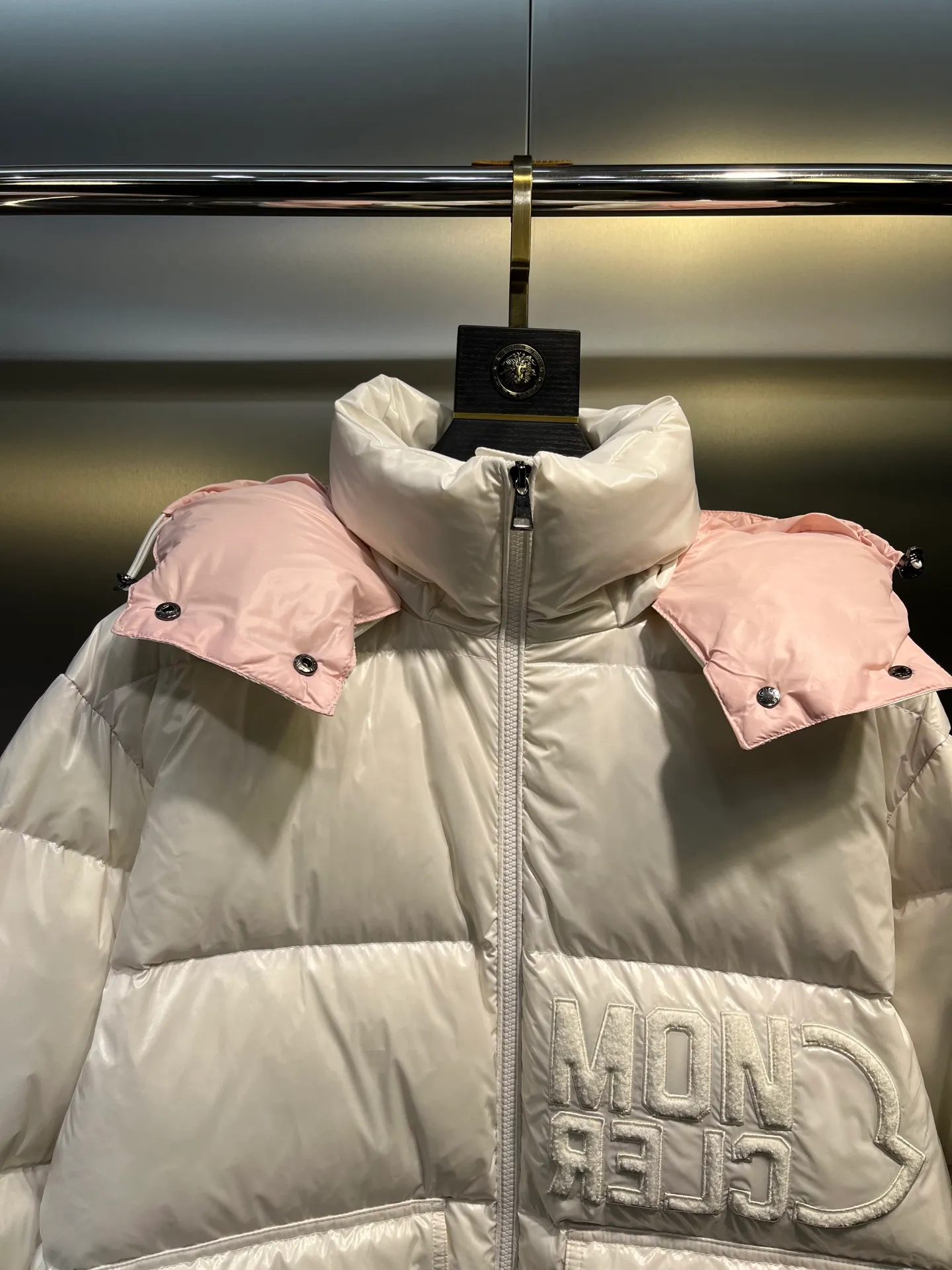 P780 moncler 🌟Moncler FW25 Abbaye short down jacket The Abbaye short jacket is made of iconic patented nylon, highlighting the fashion essence of Moncler. Featuring rectangular quilting and a contrasting lining that refreshes the removable hood. Terry knit logo embroidery adds a unique touch, making the garment instantly recognizable. Material process analysis: 1️⃣Original Nfc inductive anti-counterfeiting chip 2️⃣National standard 95% European standard pure white goose down, exclusive use of top down on the market 3️⃣Fabric: 100% nylon; Lining: 100% nylon, one of the best on the market, everything is customized according to the original version. 4⃣️The electroplated hardware is produced by the original processing factory, all customized by the original factory, and is not a replica of various types on the market. 5⃣️Produced by a certain Lang factory, it has always been unambiguous in terms of quality. Everyone knows about the workmanship, QA and Qc quality inspection of the workers when shipping from large factories. It is not comparable to small factories in the market. Mouth-mounted down jackets, let’s not brag, there is almost no one that can do better than us! Make an original product with care, so that every customer has the confidence to introduce it to his customers: This is the top replica version in China. Good products do not need too many soft articles to set off, only junk products will boast: the original ZP uses thousands of words to impress consumers! Although it is an F product, it is not inferior to ZP!  Color: white pink, white black, black, khaki, pink Size: 0123