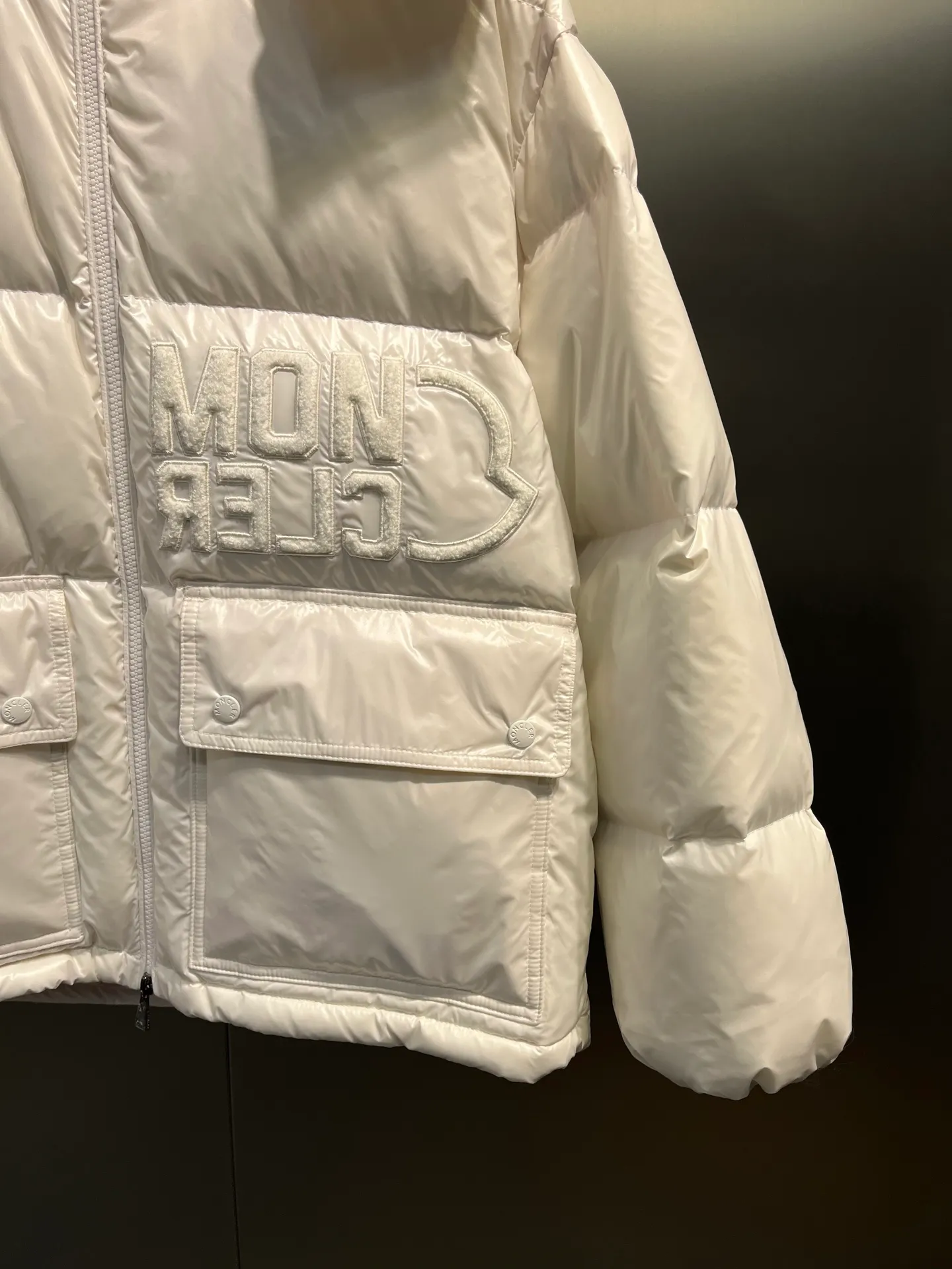 P780 moncler 🌟Moncler FW25 Abbaye short down jacket The Abbaye short jacket is made of iconic patented nylon, highlighting the fashion essence of Moncler. Featuring rectangular quilting and a contrasting lining that refreshes the removable hood. Terry knit logo embroidery adds a unique touch, making the garment instantly recognizable. Material process analysis: 1️⃣Original Nfc inductive anti-counterfeiting chip 2️⃣National standard 95% European standard pure white goose down, exclusive use of top down on the market 3️⃣Fabric: 100% nylon; Lining: 100% nylon, one of the best on the market, everything is customized according to the original version. 4⃣️The electroplated hardware is produced by the original processing factory, all customized by the original factory, and is not a replica of various types on the market. 5⃣️Produced by a certain Lang factory, it has always been unambiguous in terms of quality. Everyone knows about the workmanship, QA and Qc quality inspection of the workers when shipping from large factories. It is not comparable to small factories in the market. Mouth-mounted down jackets, let’s not brag, there is almost no one that can do better than us! Make an original product with care, so that every customer has the confidence to introduce it to his customers: This is the top replica version in China. Good products do not need too many soft articles to set off, only junk products will boast: the original ZP uses thousands of words to impress consumers! Although it is an F product, it is not inferior to ZP!  Color: white pink, white black, black, khaki, pink Size: 0123