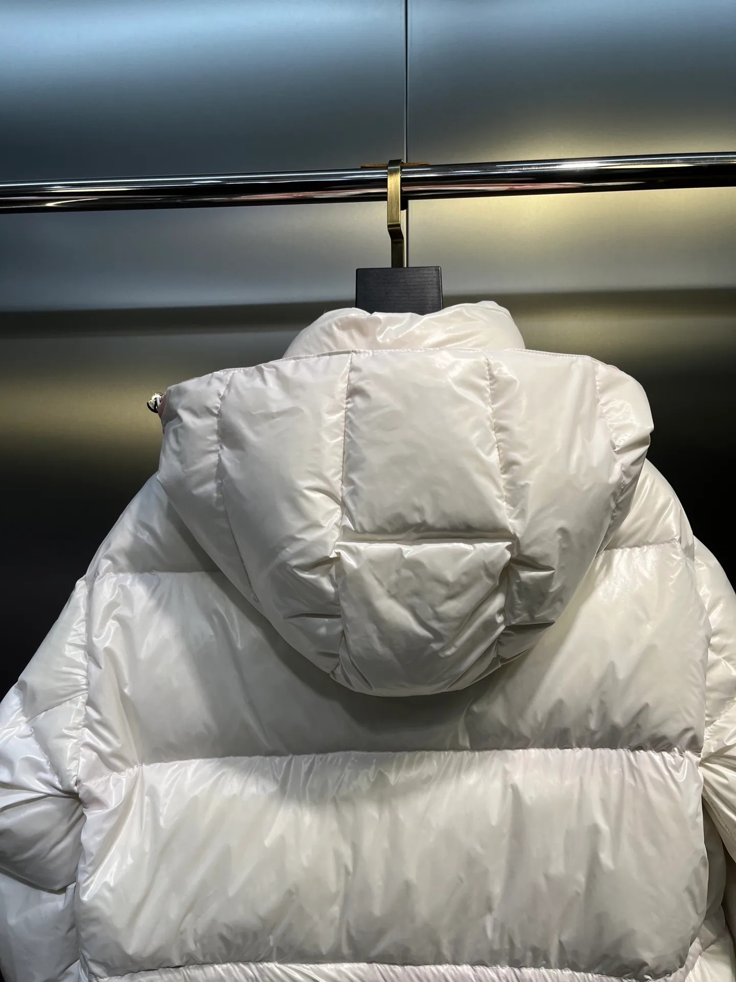 P780 moncler 🌟Moncler FW25 Abbaye short down jacket The Abbaye short jacket is made of iconic patented nylon, highlighting the fashion essence of Moncler. Featuring rectangular quilting and a contrasting lining that refreshes the removable hood. Terry knit logo embroidery adds a unique touch, making the garment instantly recognizable. Material process analysis: 1️⃣Original Nfc inductive anti-counterfeiting chip 2️⃣National standard 95% European standard pure white goose down, exclusive use of top down on the market 3️⃣Fabric: 100% nylon; Lining: 100% nylon, one of the best on the market, everything is customized according to the original version. 4⃣️The electroplated hardware is produced by the original processing factory, all customized by the original factory, and is not a replica of various types on the market. 5⃣️Produced by a certain Lang factory, it has always been unambiguous in terms of quality. Everyone knows about the workmanship, QA and Qc quality inspection of the workers when shipping from large factories. It is not comparable to small factories in the market. Mouth-mounted down jackets, let’s not brag, there is almost no one that can do better than us! Make an original product with care, so that every customer has the confidence to introduce it to his customers: This is the top replica version in China. Good products do not need too many soft articles to set off, only junk products will boast: the original ZP uses thousands of words to impress consumers! Although it is an F product, it is not inferior to ZP!  Color: white pink, white black, black, khaki, pink Size: 0123