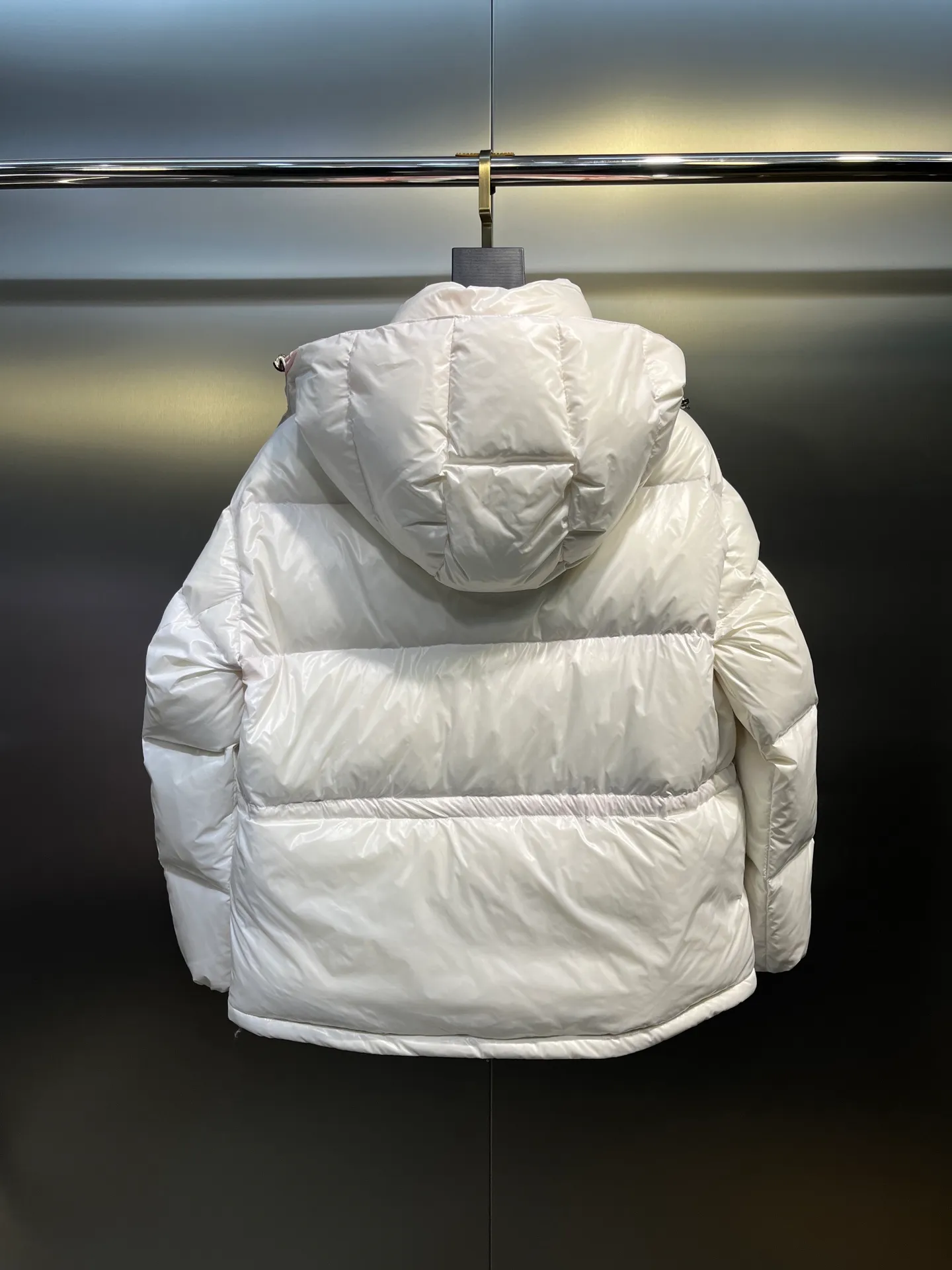 P780 moncler 🌟Moncler FW25 Abbaye short down jacket The Abbaye short jacket is made of iconic patented nylon, highlighting the fashion essence of Moncler. Featuring rectangular quilting and a contrasting lining that refreshes the removable hood. Terry knit logo embroidery adds a unique touch, making the garment instantly recognizable. Material process analysis: 1️⃣Original Nfc inductive anti-counterfeiting chip 2️⃣National standard 95% European standard pure white goose down, exclusive use of top down on the market 3️⃣Fabric: 100% nylon; Lining: 100% nylon, one of the best on the market, everything is customized according to the original version. 4⃣️The electroplated hardware is produced by the original processing factory, all customized by the original factory, and is not a replica of various types on the market. 5⃣️Produced by a certain Lang factory, it has always been unambiguous in terms of quality. Everyone knows about the workmanship, QA and Qc quality inspection of the workers when shipping from large factories. It is not comparable to small factories in the market. Mouth-mounted down jackets, let’s not brag, there is almost no one that can do better than us! Make an original product with care, so that every customer has the confidence to introduce it to his customers: This is the top replica version in China. Good products do not need too many soft articles to set off, only junk products will boast: the original ZP uses thousands of words to impress consumers! Although it is an F product, it is not inferior to ZP!  Color: white pink, white black, black, khaki, pink Size: 0123