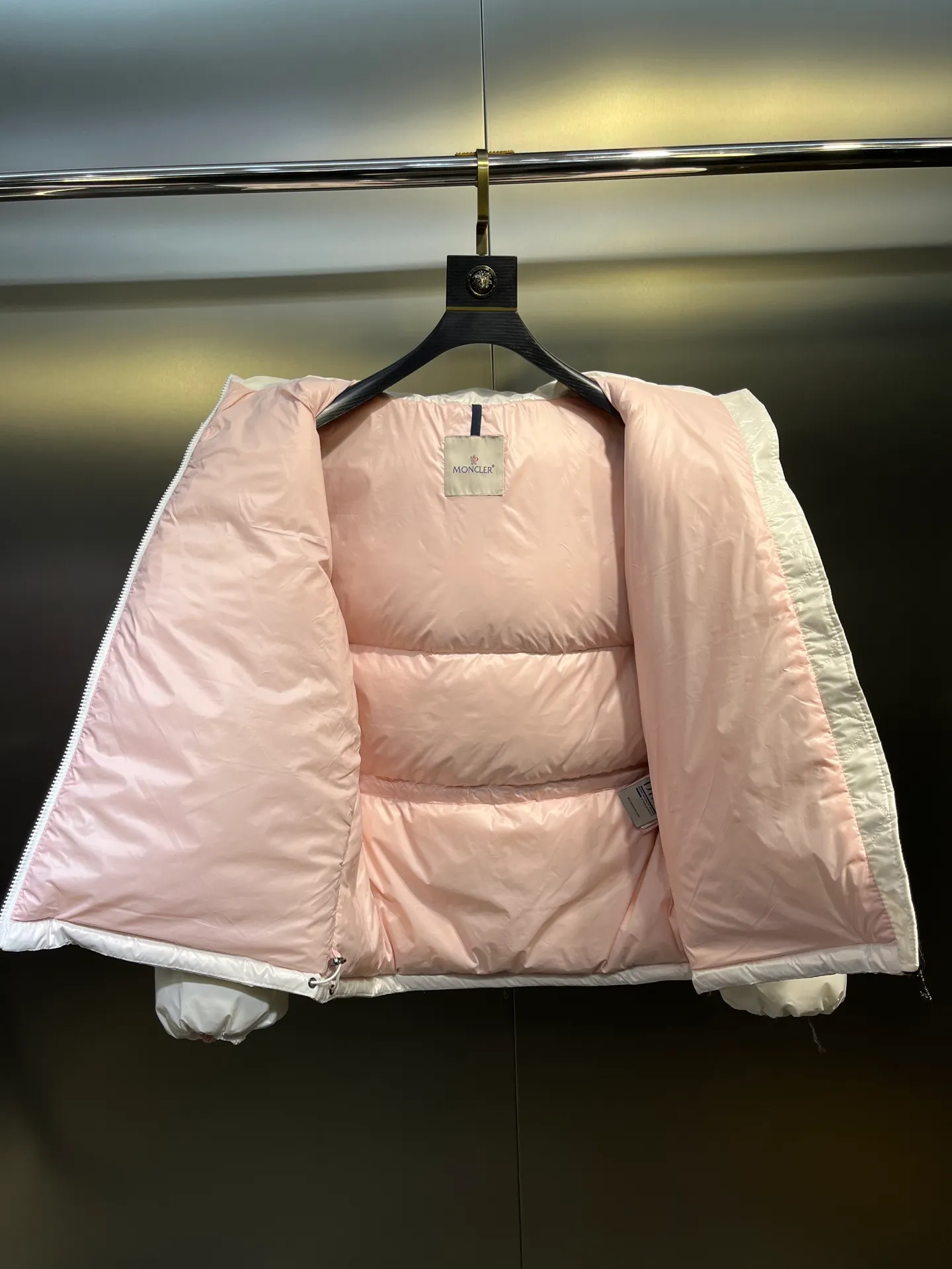 P780 moncler 🌟Moncler FW25 Abbaye short down jacket The Abbaye short jacket is made of iconic patented nylon, highlighting the fashion essence of Moncler. Featuring rectangular quilting and a contrasting lining that refreshes the removable hood. Terry knit logo embroidery adds a unique touch, making the garment instantly recognizable. Material process analysis: 1️⃣Original Nfc inductive anti-counterfeiting chip 2️⃣National standard 95% European standard pure white goose down, exclusive use of top down on the market 3️⃣Fabric: 100% nylon; Lining: 100% nylon, one of the best on the market, everything is customized according to the original version. 4⃣️The electroplated hardware is produced by the original processing factory, all customized by the original factory, and is not a replica of various types on the market. 5⃣️Produced by a certain Lang factory, it has always been unambiguous in terms of quality. Everyone knows about the workmanship, QA and Qc quality inspection of the workers when shipping from large factories. It is not comparable to small factories in the market. Mouth-mounted down jackets, let’s not brag, there is almost no one that can do better than us! Make an original product with care, so that every customer has the confidence to introduce it to his customers: This is the top replica version in China. Good products do not need too many soft articles to set off, only junk products will boast: the original ZP uses thousands of words to impress consumers! Although it is an F product, it is not inferior to ZP!  Color: white pink, white black, black, khaki, pink Size: 0123