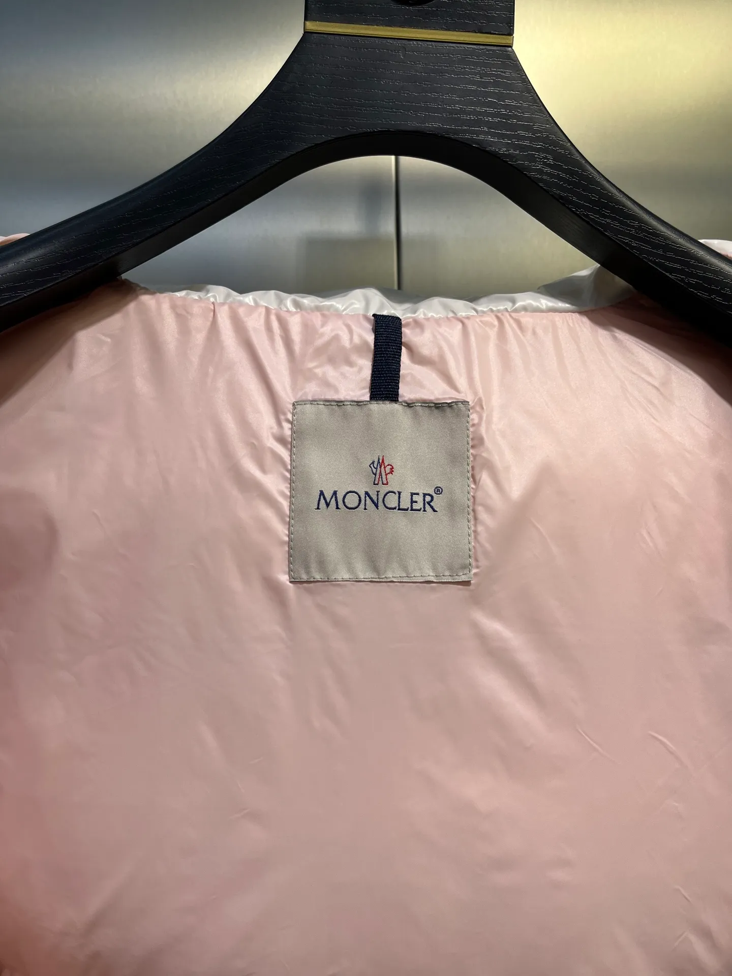 P780 moncler 🌟Moncler FW25 Abbaye short down jacket The Abbaye short jacket is made of iconic patented nylon, highlighting the fashion essence of Moncler. Featuring rectangular quilting and a contrasting lining that refreshes the removable hood. Terry knit logo embroidery adds a unique touch, making the garment instantly recognizable. Material process analysis: 1️⃣Original Nfc inductive anti-counterfeiting chip 2️⃣National standard 95% European standard pure white goose down, exclusive use of top down on the market 3️⃣Fabric: 100% nylon; Lining: 100% nylon, one of the best on the market, everything is customized according to the original version. 4⃣️The electroplated hardware is produced by the original processing factory, all customized by the original factory, and is not a replica of various types on the market. 5⃣️Produced by a certain Lang factory, it has always been unambiguous in terms of quality. Everyone knows about the workmanship, QA and Qc quality inspection of the workers when shipping from large factories. It is not comparable to small factories in the market. Mouth-mounted down jackets, let’s not brag, there is almost no one that can do better than us! Make an original product with care, so that every customer has the confidence to introduce it to his customers: This is the top replica version in China. Good products do not need too many soft articles to set off, only junk products will boast: the original ZP uses thousands of words to impress consumers! Although it is an F product, it is not inferior to ZP!  Color: white pink, white black, black, khaki, pink Size: 0123