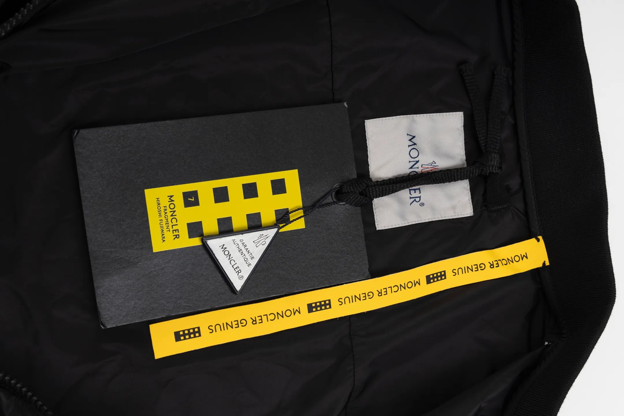 P520 exclusive supply] Moncler Fujiwara Hiroshi co-branded ultra-thin jacket fabric is a coated nylon canvas fabric formed after nylon base material and coating treatment. The coating can effectively block moisture penetration, making it specifically waterproof, and nylon itself has high wear resistance. The cool luster of the ribbed knitted cotton collar and coated nylon creates a visual and physical contrast. The cotton ribbing is warm and skin-friendly, durable in washing and not easily deformed. The zipper opens and closes, and a strap is attached to the zipper head to make it easier to open and close clothing. There are patch pockets on the left and right sides, and the edges of the pockets are reinforced with double-needle sewing technology, which is strong and beautiful at the same time. The cuffs and hem are closed with flat ribs to ensure no binding, ensuring wind resistance and warmth, and not easily deformed. Strong three-dimensional sense of glue printing During the printing process, the glue will form a thick colloid layer, making the printed pattern have a three-dimensional sense. It not only enhances the visual effect of printing, but also makes the hand feel richer. After the glue printing is cured, the printed pattern is closely integrated with the fabric and is not easy to fall off or wear. Size:1-2-3-4
