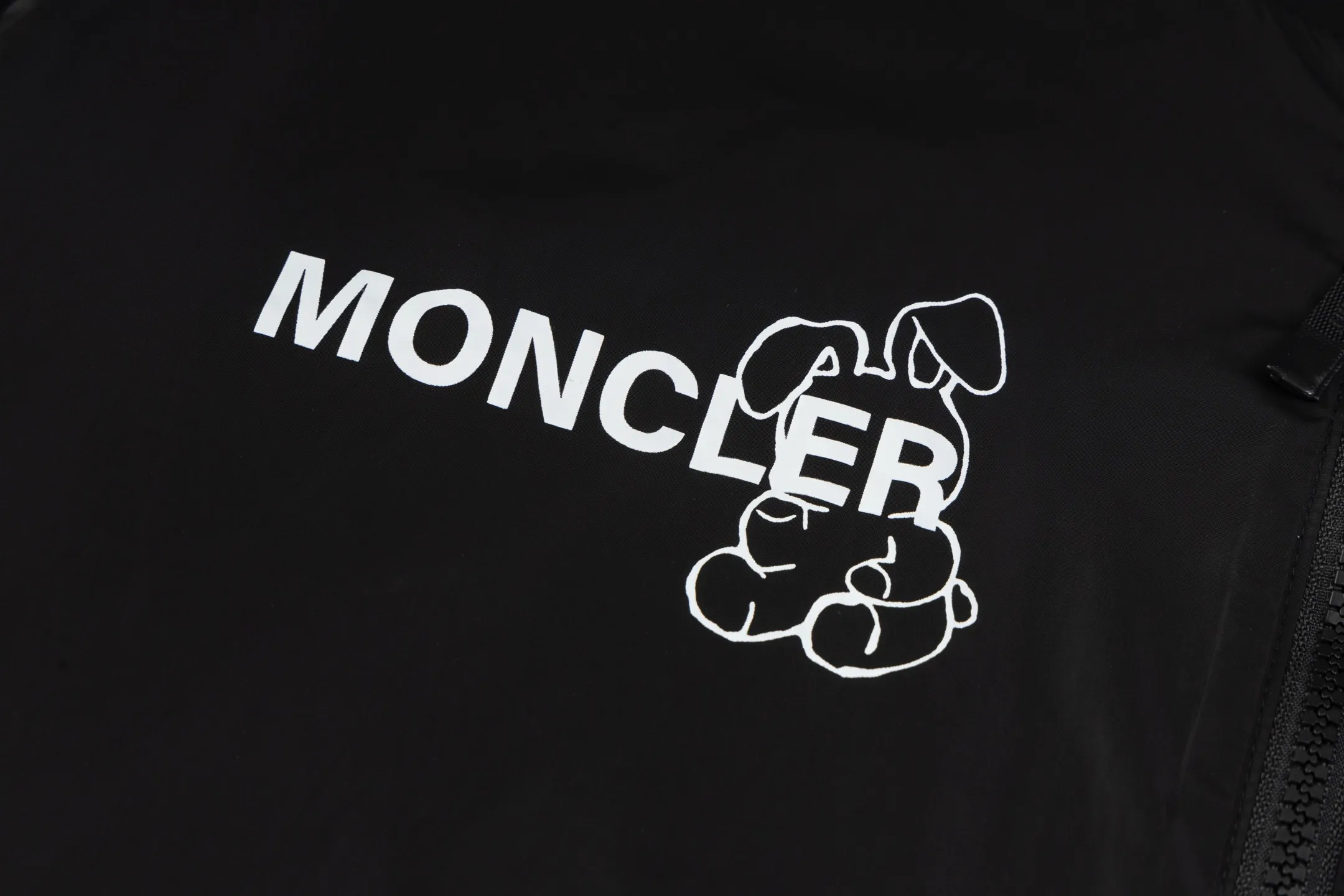 P520 exclusive supply] Moncler Fujiwara Hiroshi co-branded ultra-thin jacket fabric is a coated nylon canvas fabric formed after nylon base material and coating treatment. The coating can effectively block moisture penetration, making it specifically waterproof, and nylon itself has high wear resistance. The cool luster of the ribbed knitted cotton collar and coated nylon creates a visual and physical contrast. The cotton ribbing is warm and skin-friendly, durable in washing and not easily deformed. The zipper opens and closes, and a strap is attached to the zipper head to make it easier to open and close clothing. There are patch pockets on the left and right sides, and the edges of the pockets are reinforced with double-needle sewing technology, which is strong and beautiful at the same time. The cuffs and hem are closed with flat ribs to ensure no binding, ensuring wind resistance and warmth, and not easily deformed. Strong three-dimensional sense of glue printing During the printing process, the glue will form a thick colloid layer, making the printed pattern have a three-dimensional sense. It not only enhances the visual effect of printing, but also makes the hand feel richer. After the glue printing is cured, the printed pattern is closely integrated with the fabric and is not easy to fall off or wear. Size:1-2-3-4