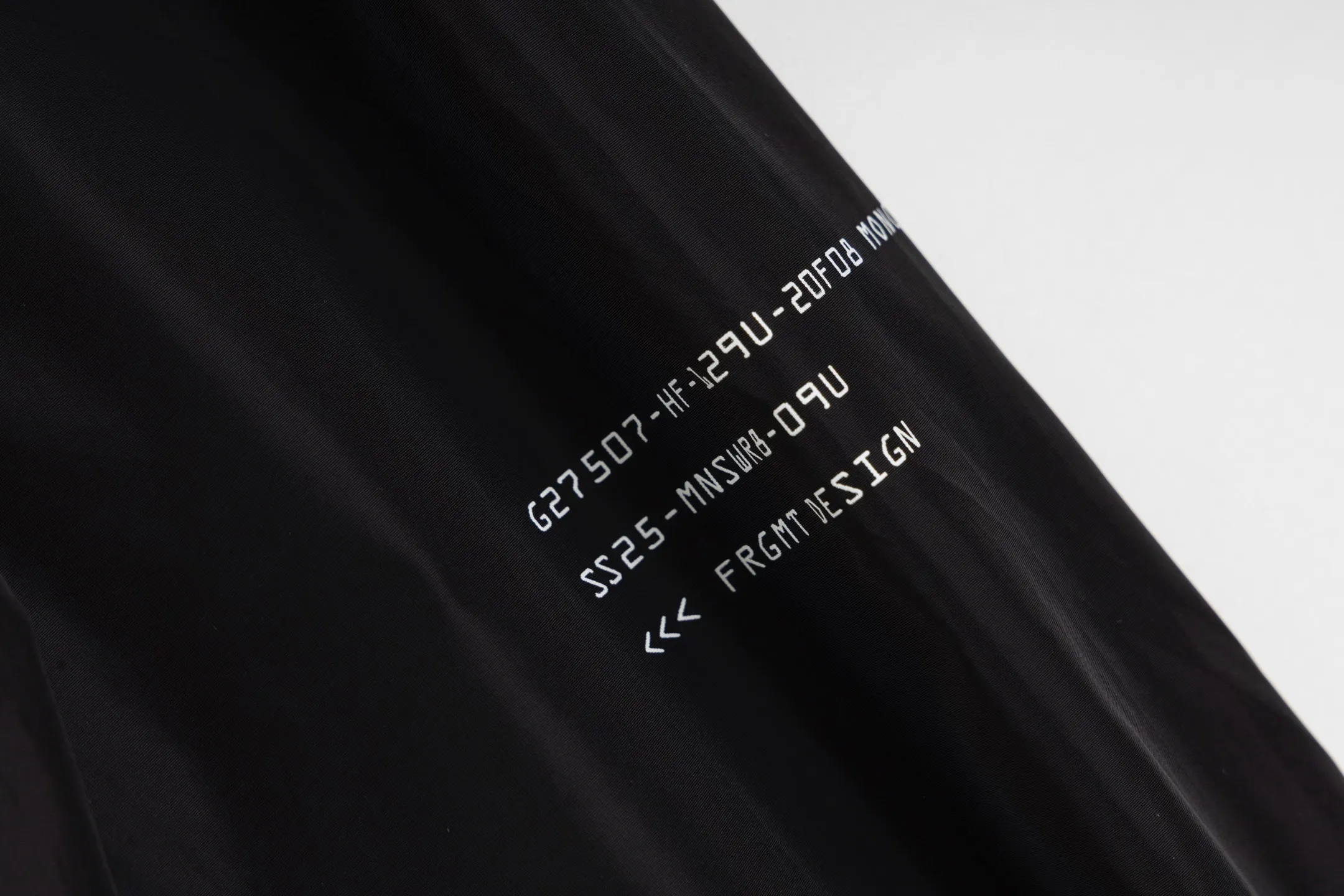 P520 exclusive supply] Moncler Fujiwara Hiroshi co-branded ultra-thin jacket fabric is a coated nylon canvas fabric formed after nylon base material and coating treatment. The coating can effectively block moisture penetration, making it specifically waterproof, and nylon itself has high wear resistance. The cool luster of the ribbed knitted cotton collar and coated nylon creates a visual and physical contrast. The cotton ribbing is warm and skin-friendly, durable in washing and not easily deformed. The zipper opens and closes, and a strap is attached to the zipper head to make it easier to open and close clothing. There are patch pockets on the left and right sides, and the edges of the pockets are reinforced with double-needle sewing technology, which is strong and beautiful at the same time. The cuffs and hem are closed with flat ribs to ensure no binding, ensuring wind resistance and warmth, and not easily deformed. Strong three-dimensional sense of glue printing During the printing process, the glue will form a thick colloid layer, making the printed pattern have a three-dimensional sense. It not only enhances the visual effect of printing, but also makes the hand feel richer. After the glue printing is cured, the printed pattern is closely integrated with the fabric and is not easy to fall off or wear. Size:1-2-3-4
