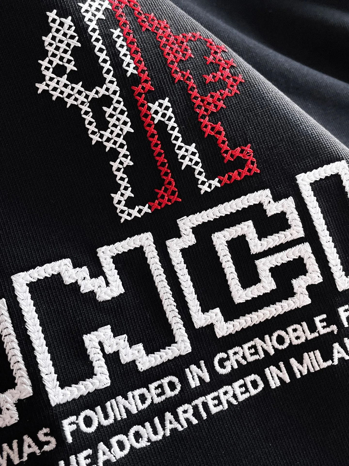 P190 💎MONCLER selects 340 grams of customized fabrics, high weight [top quality], special embroidery technology + customized seal embellishment, same style for men and women. Size: S M L XL XXL Color: Black White