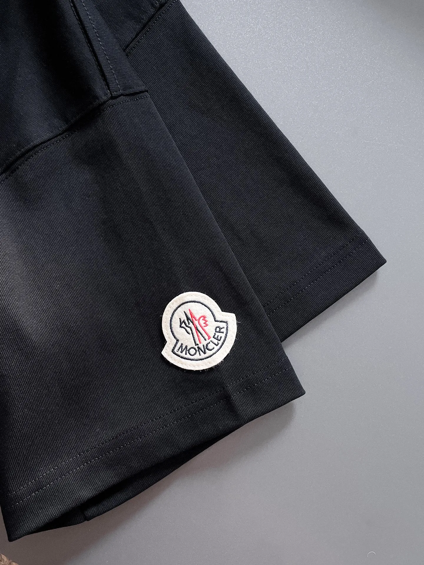P190 💎MONCLER selects 340 grams of customized fabrics, high weight [top quality], special embroidery technology + customized seal embellishment, same style for men and women. Size: S M L XL XXL Color: Black White