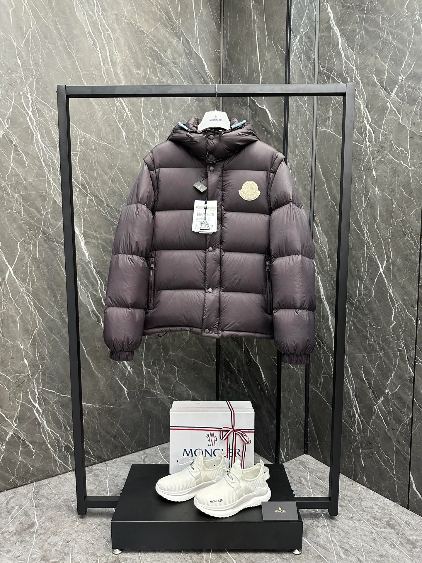 P900 Premium down ⬆️Moncler Cyclone 2-in-1 down jacket. ⚠️Duck down filling, small size filling 320g➕, easy to wear in winter in one piece. Changeable/jacket/hooded vest/stand collar vest/hooded down jacket. The Cyclone down jacket is equipped with detachable sleeves and can be worn as a vest or jacket.  The Cyclone down jacket is a modern take on the classic silhouette of the 1980s, with a new, simple silhouette. This short down jacket is made from nylon and features easily removable sleeves, allowing you to convert the jacket into a vest. A removable hood and contrast lining complete the design. Details • Made of nylon fabric • Nylon laqué lining • Filled with down • Detachable hood and sleeves • Zipper and snap closure • Zipper pockets • Elastic cuffs • Elastic drawstring hem Size: 1-5 Black Dark Blue Chocolate Baby Blue Four Colors Couple Style. D9888055780