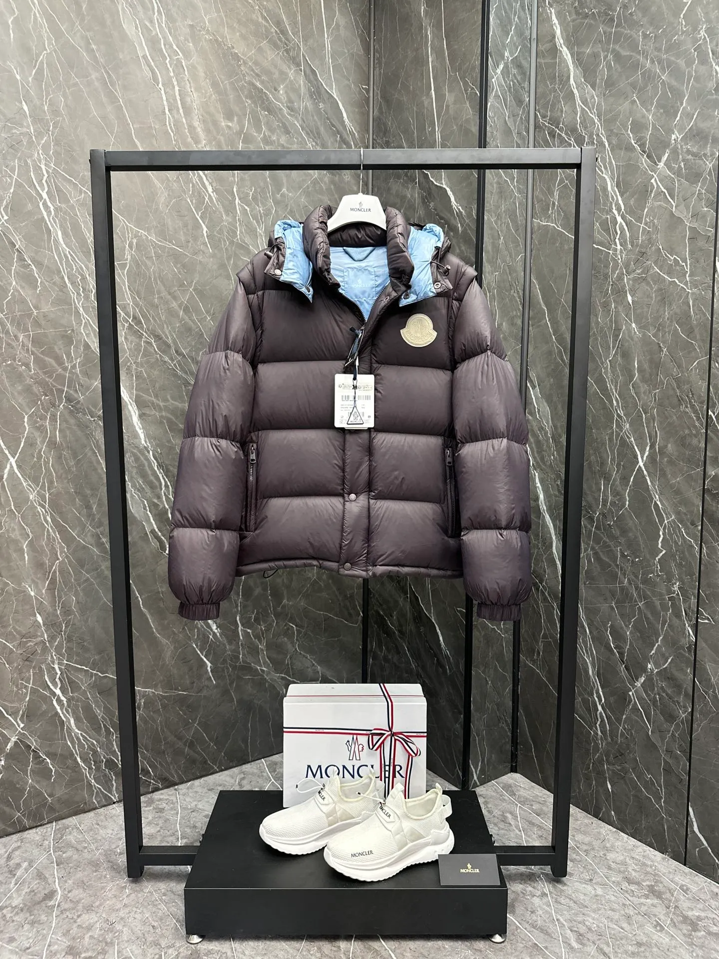 P900 Premium down ⬆️Moncler Cyclone 2-in-1 down jacket. ⚠️Duck down filling, small size filling 320g➕, easy to wear in winter in one piece. Changeable/jacket/hooded vest/stand collar vest/hooded down jacket. The Cyclone down jacket is equipped with detachable sleeves and can be worn as a vest or jacket.  The Cyclone down jacket is a modern take on the classic silhouette of the 1980s, with a new, simple silhouette. This short down jacket is made from nylon and features easily removable sleeves, allowing you to convert the jacket into a vest. A removable hood and contrast lining complete the design. Details • Made of nylon fabric • Nylon laqué lining • Filled with down • Detachable hood and sleeves • Zipper and snap closure • Zipper pockets • Elastic cuffs • Elastic drawstring hem Size: 1-5 Black Dark Blue Chocolate Baby Blue Four Colors Couple Style. D9888055780