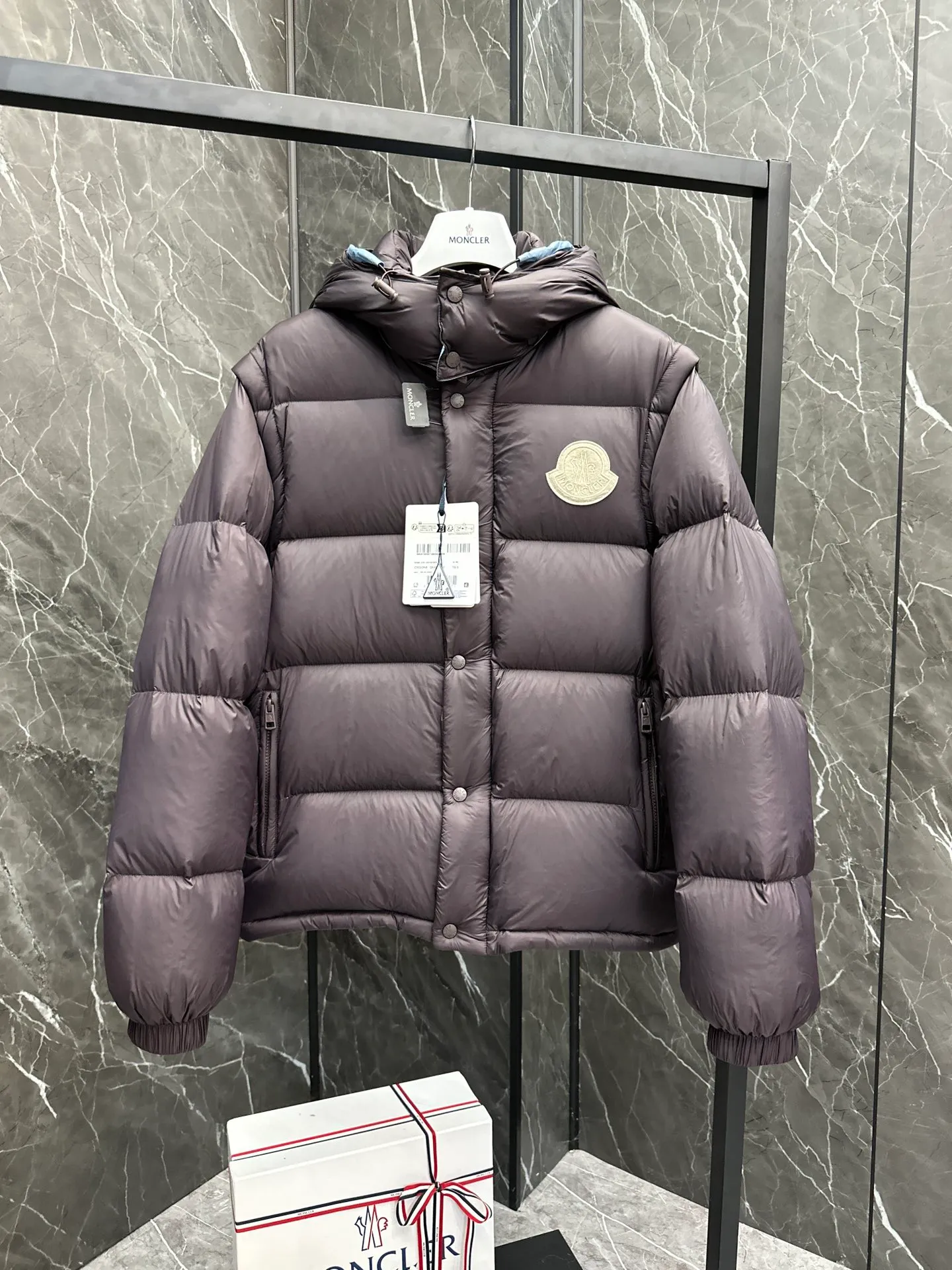 P900 Premium down ⬆️Moncler Cyclone 2-in-1 down jacket. ⚠️Duck down filling, small size filling 320g➕, easy to wear in winter in one piece. Changeable/jacket/hooded vest/stand collar vest/hooded down jacket. The Cyclone down jacket is equipped with detachable sleeves and can be worn as a vest or jacket.  The Cyclone down jacket is a modern take on the classic silhouette of the 1980s, with a new, simple silhouette. This short down jacket is made from nylon and features easily removable sleeves, allowing you to convert the jacket into a vest. A removable hood and contrast lining complete the design. Details • Made of nylon fabric • Nylon laqué lining • Filled with down • Detachable hood and sleeves • Zipper and snap closure • Zipper pockets • Elastic cuffs • Elastic drawstring hem Size: 1-5 Black Dark Blue Chocolate Baby Blue Four Colors Couple Style. D9888055780