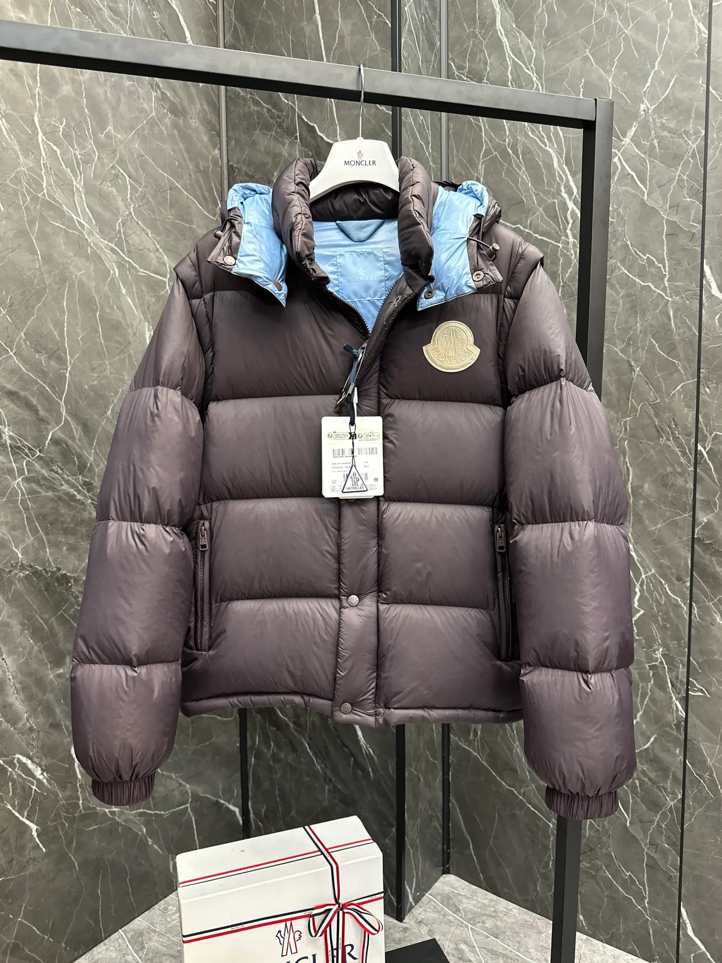 P900 Premium down ⬆️Moncler Cyclone 2-in-1 down jacket. ⚠️Duck down filling, small size filling 320g➕, easy to wear in winter in one piece. Changeable/jacket/hooded vest/stand collar vest/hooded down jacket. The Cyclone down jacket is equipped with detachable sleeves and can be worn as a vest or jacket.  The Cyclone down jacket is a modern take on the classic silhouette of the 1980s, with a new, simple silhouette. This short down jacket is made from nylon and features easily removable sleeves, allowing you to convert the jacket into a vest. A removable hood and contrast lining complete the design. Details • Made of nylon fabric • Nylon laqué lining • Filled with down • Detachable hood and sleeves • Zipper and snap closure • Zipper pockets • Elastic cuffs • Elastic drawstring hem Size: 1-5 Black Dark Blue Chocolate Baby Blue Four Colors Couple Style. D9888055780