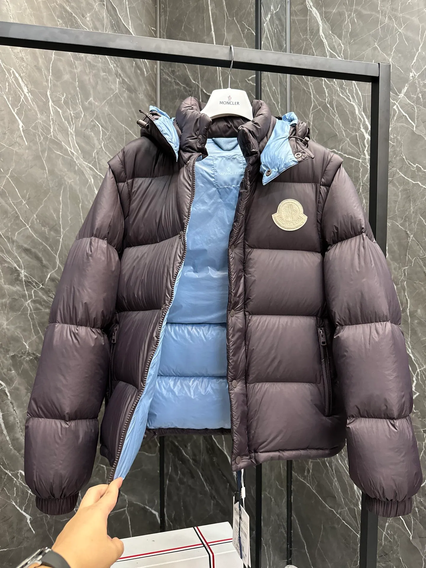 P900 Premium down ⬆️Moncler Cyclone 2-in-1 down jacket. ⚠️Duck down filling, small size filling 320g➕, easy to wear in winter in one piece. Changeable/jacket/hooded vest/stand collar vest/hooded down jacket. The Cyclone down jacket is equipped with detachable sleeves and can be worn as a vest or jacket.  The Cyclone down jacket is a modern take on the classic silhouette of the 1980s, with a new, simple silhouette. This short down jacket is made from nylon and features easily removable sleeves, allowing you to convert the jacket into a vest. A removable hood and contrast lining complete the design. Details • Made of nylon fabric • Nylon laqué lining • Filled with down • Detachable hood and sleeves • Zipper and snap closure • Zipper pockets • Elastic cuffs • Elastic drawstring hem Size: 1-5 Black Dark Blue Chocolate Baby Blue Four Colors Couple Style. D9888055780