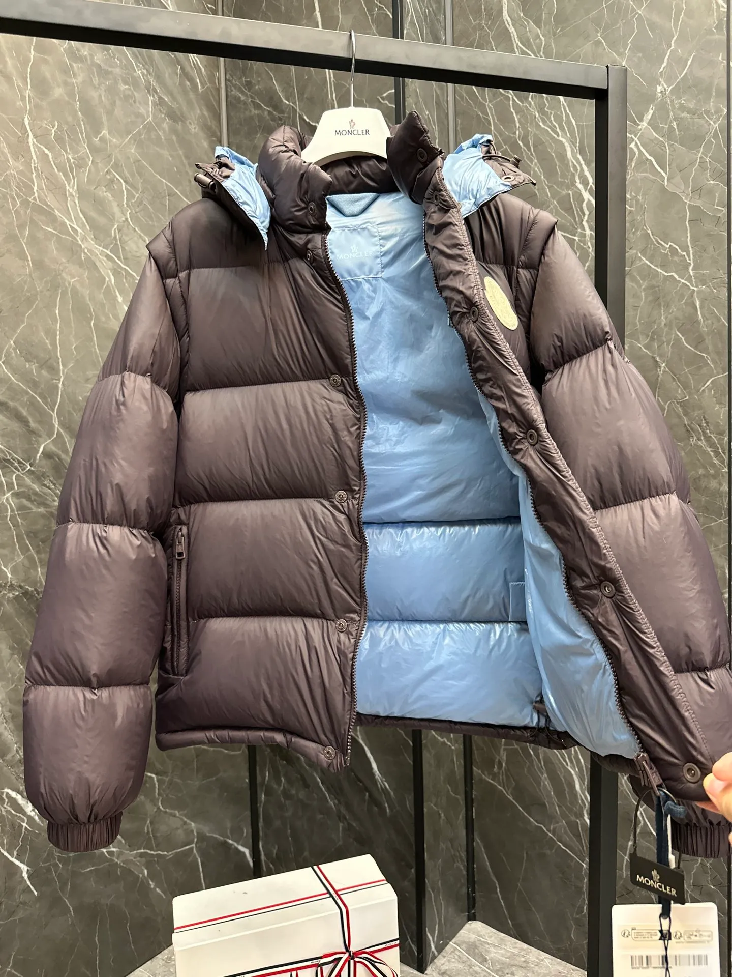P900 Premium down ⬆️Moncler Cyclone 2-in-1 down jacket. ⚠️Duck down filling, small size filling 320g➕, easy to wear in winter in one piece. Changeable/jacket/hooded vest/stand collar vest/hooded down jacket. The Cyclone down jacket is equipped with detachable sleeves and can be worn as a vest or jacket.  The Cyclone down jacket is a modern take on the classic silhouette of the 1980s, with a new, simple silhouette. This short down jacket is made from nylon and features easily removable sleeves, allowing you to convert the jacket into a vest. A removable hood and contrast lining complete the design. Details • Made of nylon fabric • Nylon laqué lining • Filled with down • Detachable hood and sleeves • Zipper and snap closure • Zipper pockets • Elastic cuffs • Elastic drawstring hem Size: 1-5 Black Dark Blue Chocolate Baby Blue Four Colors Couple Style. D9888055780