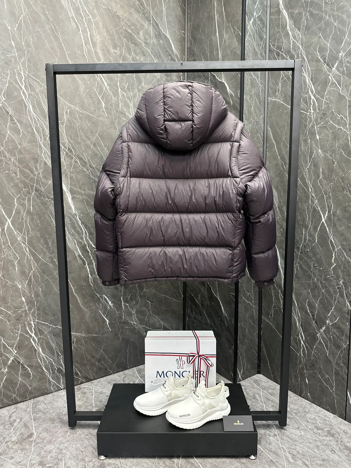 P900 Premium down ⬆️Moncler Cyclone 2-in-1 down jacket. ⚠️Duck down filling, small size filling 320g➕, easy to wear in winter in one piece. Changeable/jacket/hooded vest/stand collar vest/hooded down jacket. The Cyclone down jacket is equipped with detachable sleeves and can be worn as a vest or jacket.  The Cyclone down jacket is a modern take on the classic silhouette of the 1980s, with a new, simple silhouette. This short down jacket is made from nylon and features easily removable sleeves, allowing you to convert the jacket into a vest. A removable hood and contrast lining complete the design. Details • Made of nylon fabric • Nylon laqué lining • Filled with down • Detachable hood and sleeves • Zipper and snap closure • Zipper pockets • Elastic cuffs • Elastic drawstring hem Size: 1-5 Black Dark Blue Chocolate Baby Blue Four Colors Couple Style. D9888055780