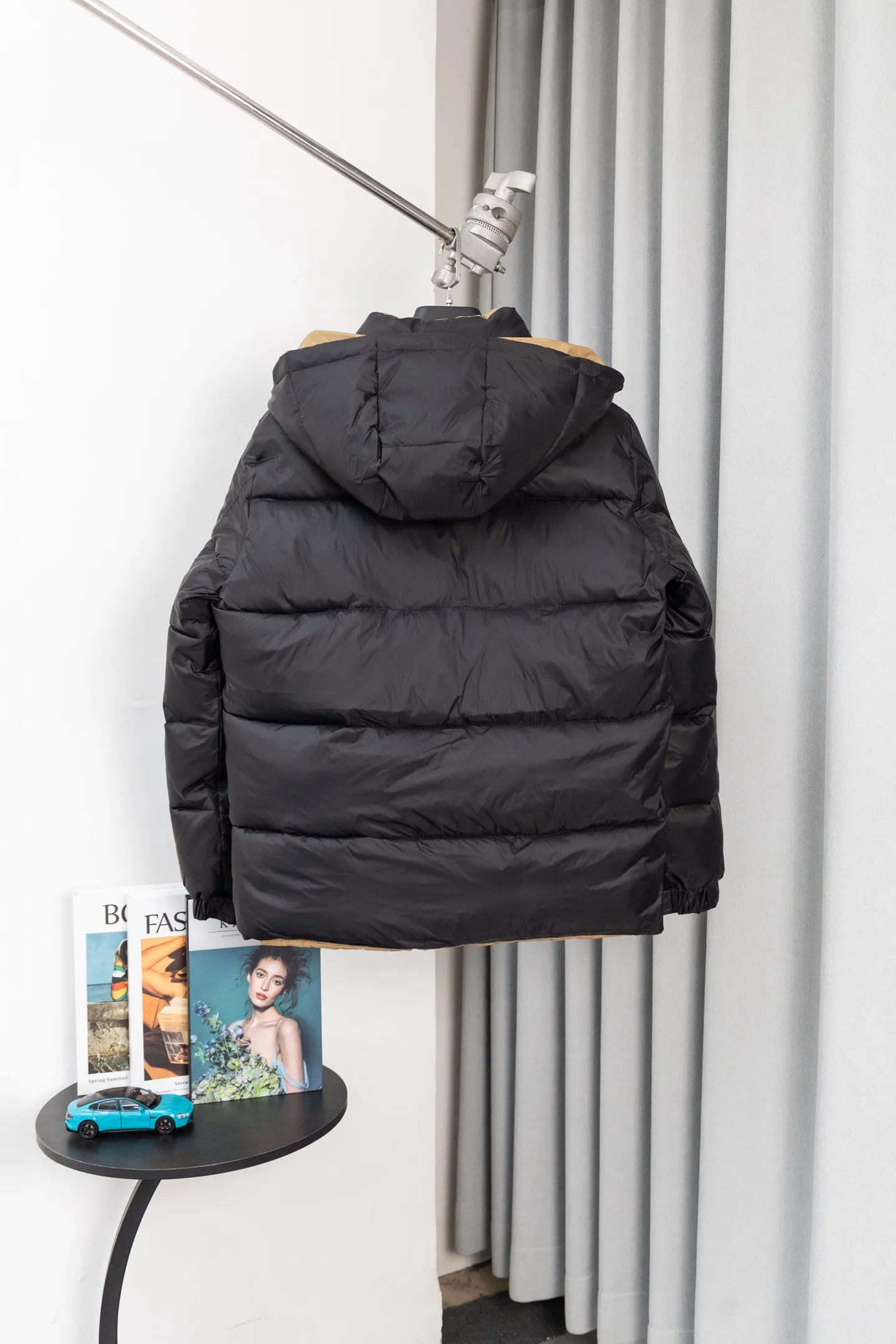 P570 model number: S038 Moncler Parana series is a classic item of the brand that combines retro style with modern functionality. It continues Moncler’s iconic felt badges on sleeves and arms, low-key highlighting the brand identity, and is the core embodiment of luxury recognition. The design is inspired by the "Paninaro culture" of the 1980s, paying tribute to classics with glossy materials and retro silhouettes, while injecting modern street trend genes to achieve a collision of retro and avant-garde styles. Fabric: Made of the brand's exclusive high-gloss lacquered nylon (Nylon laqué), which has anti-fouling and anti-static properties. The glossy texture is visually impactful and can effectively reflect light, making the outfit more eye-catching. It has strong warmth retention while maintaining a light body feel, achieving a "warm and burden-free" wearing experience.  Detachable hood: The hood is designed with khaki color splicing to form a visual contrast with the black main body; it can be flexibly detached according to weather and styling needs, adapting to a variety of scenes.  Double closure system: The front placket adopts a "zipper + snap button" combination, which improves wind resistance and warmth while enhancing the layering of the style. Detailed configuration: Zipper pockets on both sides are practical and decorative, elastic cuffs can lock in temperature, and the drawstring design on the hem can adjust the silhouette according to the body shape, reflecting humanized functionality at every turn. The loose version of the same style for men and women is highly tolerant to the body and is a high-quality choice for couples. It can easily realize the style expression of "high-end couple wear" and is suitable for daily commuting, outdoor leisure and other diverse scenes. Size: S-XL