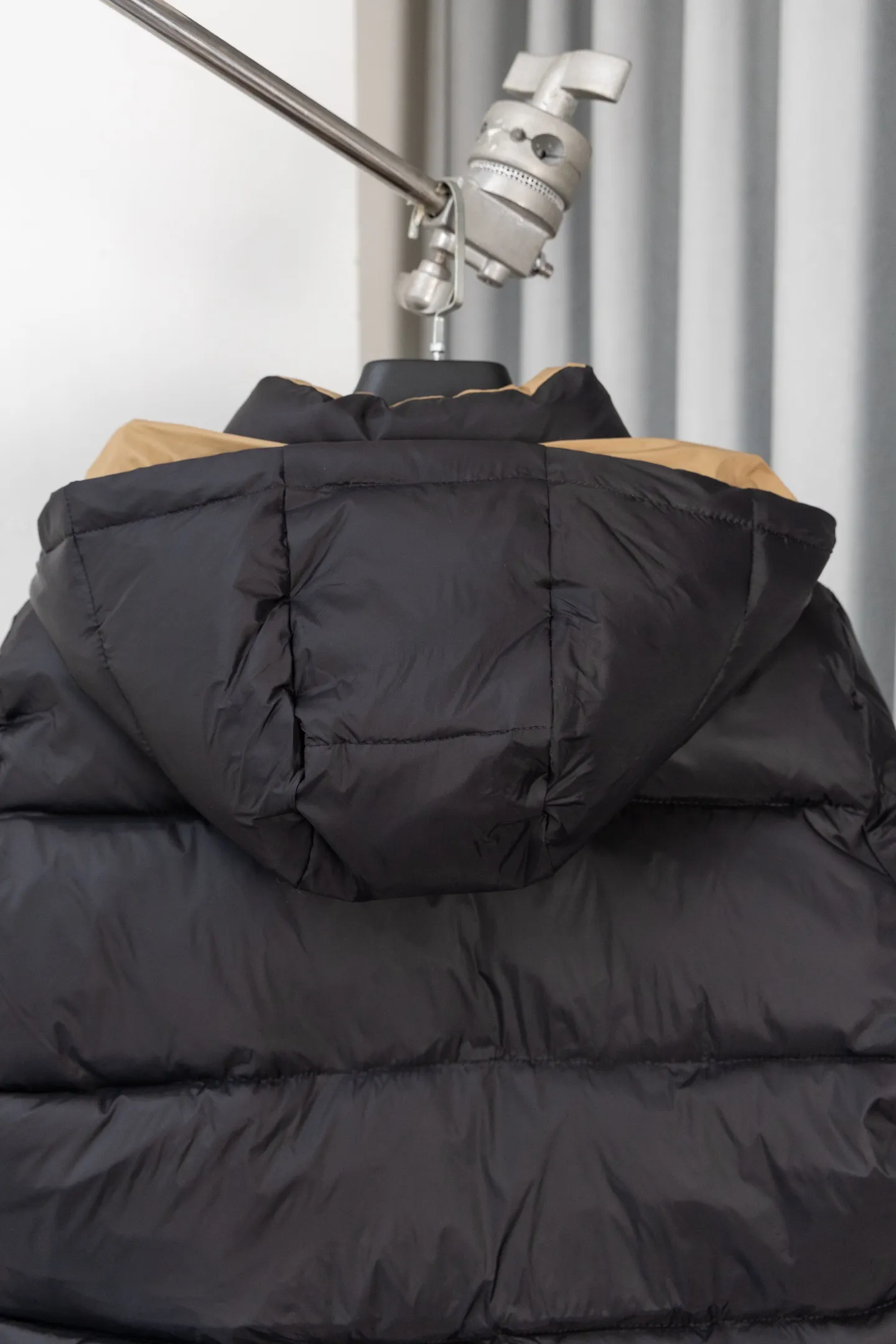 P570 model number: S038 Moncler Parana series is a classic item of the brand that combines retro style with modern functionality. It continues Moncler’s iconic felt badges on sleeves and arms, low-key highlighting the brand identity, and is the core embodiment of luxury recognition. The design is inspired by the "Paninaro culture" of the 1980s, paying tribute to classics with glossy materials and retro silhouettes, while injecting modern street trend genes to achieve a collision of retro and avant-garde styles. Fabric: Made of the brand's exclusive high-gloss lacquered nylon (Nylon laqué), which has anti-fouling and anti-static properties. The glossy texture is visually impactful and can effectively reflect light, making the outfit more eye-catching. It has strong warmth retention while maintaining a light body feel, achieving a "warm and burden-free" wearing experience.  Detachable hood: The hood is designed with khaki color splicing to form a visual contrast with the black main body; it can be flexibly detached according to weather and styling needs, adapting to a variety of scenes.  Double closure system: The front placket adopts a "zipper + snap button" combination, which improves wind resistance and warmth while enhancing the layering of the style. Detailed configuration: Zipper pockets on both sides are practical and decorative, elastic cuffs can lock in temperature, and the drawstring design on the hem can adjust the silhouette according to the body shape, reflecting humanized functionality at every turn. The loose version of the same style for men and women is highly tolerant to the body and is a high-quality choice for couples. It can easily realize the style expression of "high-end couple wear" and is suitable for daily commuting, outdoor leisure and other diverse scenes. Size: S-XL