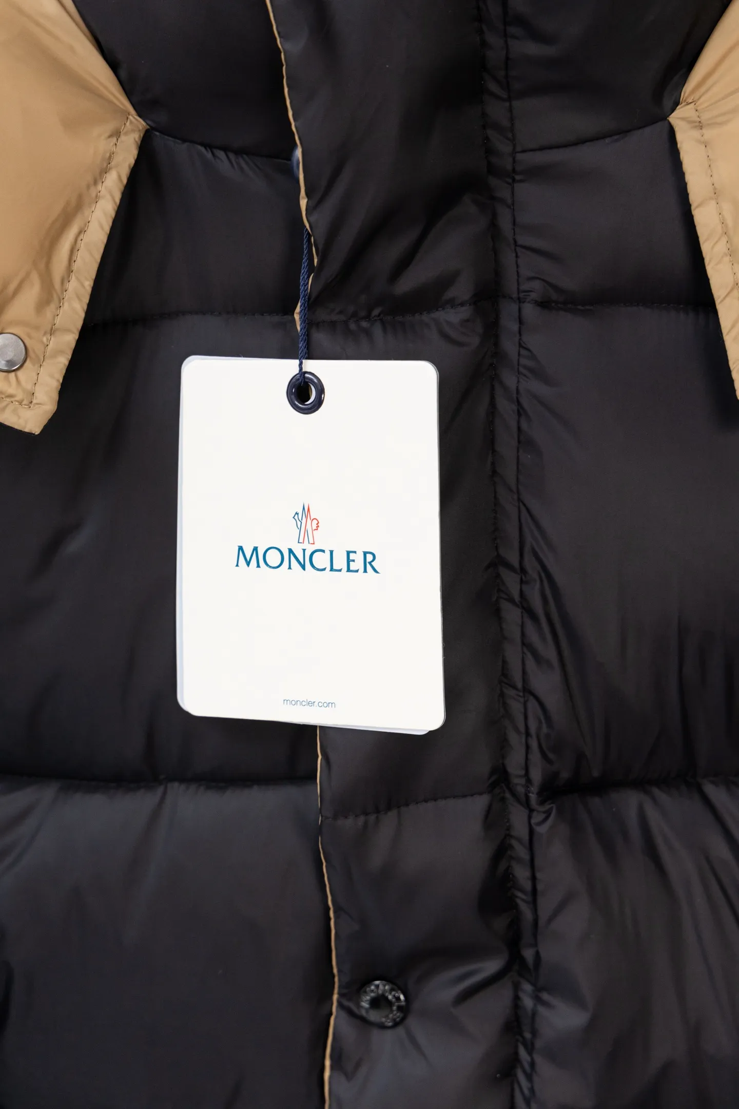 P570 model number: S038 Moncler Parana series is a classic item of the brand that combines retro style with modern functionality. It continues Moncler’s iconic felt badges on sleeves and arms, low-key highlighting the brand identity, and is the core embodiment of luxury recognition. The design is inspired by the "Paninaro culture" of the 1980s, paying tribute to classics with glossy materials and retro silhouettes, while injecting modern street trend genes to achieve a collision of retro and avant-garde styles. Fabric: Made of the brand's exclusive high-gloss lacquered nylon (Nylon laqué), which has anti-fouling and anti-static properties. The glossy texture is visually impactful and can effectively reflect light, making the outfit more eye-catching. It has strong warmth retention while maintaining a light body feel, achieving a "warm and burden-free" wearing experience.  Detachable hood: The hood is designed with khaki color splicing to form a visual contrast with the black main body; it can be flexibly detached according to weather and styling needs, adapting to a variety of scenes.  Double closure system: The front placket adopts a "zipper + snap button" combination, which improves wind resistance and warmth while enhancing the layering of the style. Detailed configuration: Zipper pockets on both sides are practical and decorative, elastic cuffs can lock in temperature, and the drawstring design on the hem can adjust the silhouette according to the body shape, reflecting humanized functionality at every turn. The loose version of the same style for men and women is highly tolerant to the body and is a high-quality choice for couples. It can easily realize the style expression of "high-end couple wear" and is suitable for daily commuting, outdoor leisure and other diverse scenes. Size: S-XL