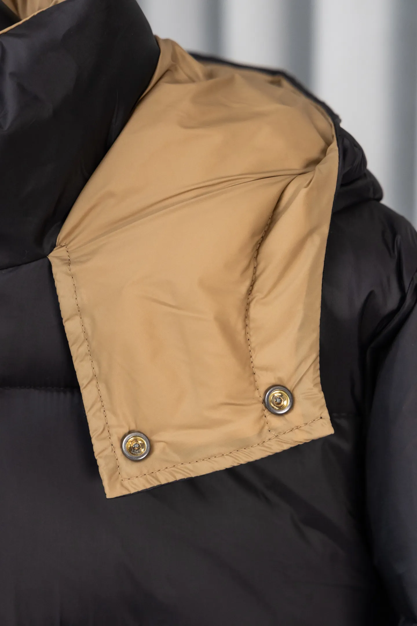 P570 model number: S038 Moncler Parana series is a classic item of the brand that combines retro style with modern functionality. It continues Moncler’s iconic felt badges on sleeves and arms, low-key highlighting the brand identity, and is the core embodiment of luxury recognition. The design is inspired by the "Paninaro culture" of the 1980s, paying tribute to classics with glossy materials and retro silhouettes, while injecting modern street trend genes to achieve a collision of retro and avant-garde styles. Fabric: Made of the brand's exclusive high-gloss lacquered nylon (Nylon laqué), which has anti-fouling and anti-static properties. The glossy texture is visually impactful and can effectively reflect light, making the outfit more eye-catching. It has strong warmth retention while maintaining a light body feel, achieving a "warm and burden-free" wearing experience.  Detachable hood: The hood is designed with khaki color splicing to form a visual contrast with the black main body; it can be flexibly detached according to weather and styling needs, adapting to a variety of scenes.  Double closure system: The front placket adopts a "zipper + snap button" combination, which improves wind resistance and warmth while enhancing the layering of the style. Detailed configuration: Zipper pockets on both sides are practical and decorative, elastic cuffs can lock in temperature, and the drawstring design on the hem can adjust the silhouette according to the body shape, reflecting humanized functionality at every turn. The loose version of the same style for men and women is highly tolerant to the body and is a high-quality choice for couples. It can easily realize the style expression of "high-end couple wear" and is suitable for daily commuting, outdoor leisure and other diverse scenes. Size: S-XL