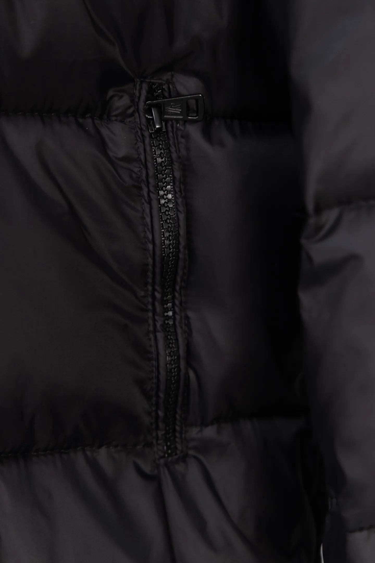 P570 model number: S038 Moncler Parana series is a classic item of the brand that combines retro style with modern functionality. It continues Moncler’s iconic felt badges on sleeves and arms, low-key highlighting the brand identity, and is the core embodiment of luxury recognition. The design is inspired by the "Paninaro culture" of the 1980s, paying tribute to classics with glossy materials and retro silhouettes, while injecting modern street trend genes to achieve a collision of retro and avant-garde styles. Fabric: Made of the brand's exclusive high-gloss lacquered nylon (Nylon laqué), which has anti-fouling and anti-static properties. The glossy texture is visually impactful and can effectively reflect light, making the outfit more eye-catching. It has strong warmth retention while maintaining a light body feel, achieving a "warm and burden-free" wearing experience.  Detachable hood: The hood is designed with khaki color splicing to form a visual contrast with the black main body; it can be flexibly detached according to weather and styling needs, adapting to a variety of scenes.  Double closure system: The front placket adopts a "zipper + snap button" combination, which improves wind resistance and warmth while enhancing the layering of the style. Detailed configuration: Zipper pockets on both sides are practical and decorative, elastic cuffs can lock in temperature, and the drawstring design on the hem can adjust the silhouette according to the body shape, reflecting humanized functionality at every turn. The loose version of the same style for men and women is highly tolerant to the body and is a high-quality choice for couples. It can easily realize the style expression of "high-end couple wear" and is suitable for daily commuting, outdoor leisure and other diverse scenes. Size: S-XL