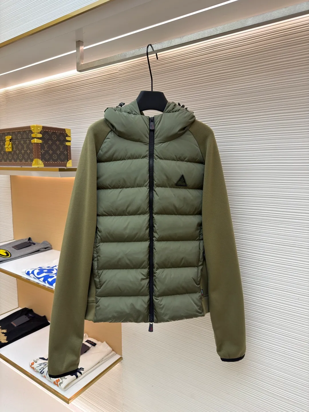 P810 Moncler logo woven splicing down jacket ●Item number: 1682128-C65 ●Material: white duck down fabric ●Technology: mechanical down filling ●Color: green ●Version: fitted version ●Weight: about 700 grams ●Size: S-M-L-XL ●Description: Customized matte lattice air shield down and 300D high-density calendered coating Use the new national standard 90 white duck down (welcome to test) Full flushing capacity Full of warmth, light and fluffy. With the dark green of the overlapping mountains as the background color, all things accumulate energy and create their own scenery in silence. The Monlcer triangle logo is embellished on the chest. The power aesthetics of the minimalist logo. The concentrated down filling in the front area creates dynamic insulation for the core heat dissipation zone of the human body. The hooded down is a moving warm flow barrier for the head and neck, forming a thermal energy circulation system with the front panel. The elastic woven sleeves provide freedom of movement with a sense of compression, forming a relaxed and warm philosophy, truly advanced. It is a mechanical down filling that allows function to become a footnote of style. Priority is given to making inner liner paper patterns to determine the down filling area and the gram weight of down per square meter according to the original three-dimensional effect, thereby calculating the filling amount of each cut piece. The computer down filling machine uses a digital weighing unit to achieve stable measurement. 3D three-dimensional quilting technology uses the programming system of the CNC quilting machine to accurately separate the down in different areas to ensure that the filling is evenly fixed after sewing. To avoid agglomeration or shifting, the template machine lines the lines. The line line process of the computer template machine shows extremely high neatness and smoothness. The craftsman accurately controls the size during the operation to ensure that each line meets the design requirements. The lines of the entire template are smooth and unified. Neat and beautiful, triple seam five-thread dense stitching process The triple structure of main seam overlocking + diagonal reinforcement + raw edge wrapping forms a three-dimensional protective net at the edge of the fabric to avoid stitch breakage. The overall wiring is straight and delicate, the fabric is comfortable and soft, and the color is consistent without color difference. It can be matched with the same style to create a fashionable look and control various occasions. Customized accessories, complete with three standards, same style for men and women!