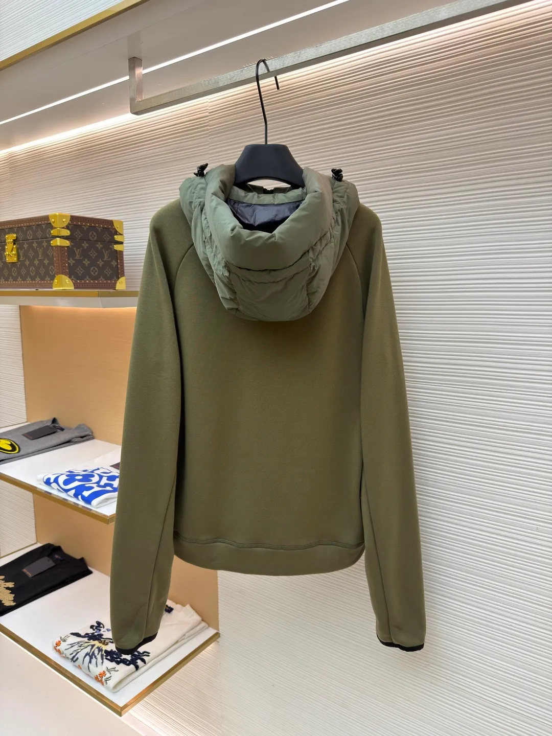 P810 Moncler logo woven splicing down jacket ●Item number: 1682128-C65 ●Material: white duck down fabric ●Technology: mechanical down filling ●Color: green ●Version: fitted version ●Weight: about 700 grams ●Size: S-M-L-XL ●Description: Customized matte lattice air shield down and 300D high-density calendered coating Use the new national standard 90 white duck down (welcome to test) Full flushing capacity Full of warmth, light and fluffy. With the dark green of the overlapping mountains as the background color, all things accumulate energy and create their own scenery in silence. The Monlcer triangle logo is embellished on the chest. The power aesthetics of the minimalist logo. The concentrated down filling in the front area creates dynamic insulation for the core heat dissipation zone of the human body. The hooded down is a moving warm flow barrier for the head and neck, forming a thermal energy circulation system with the front panel. The elastic woven sleeves provide freedom of movement with a sense of compression, forming a relaxed and warm philosophy, truly advanced. It is a mechanical down filling that allows function to become a footnote of style. Priority is given to making inner liner paper patterns to determine the down filling area and the gram weight of down per square meter according to the original three-dimensional effect, thereby calculating the filling amount of each cut piece. The computer down filling machine uses a digital weighing unit to achieve stable measurement. 3D three-dimensional quilting technology uses the programming system of the CNC quilting machine to accurately separate the down in different areas to ensure that the filling is evenly fixed after sewing. To avoid agglomeration or shifting, the template machine lines the lines. The line line process of the computer template machine shows extremely high neatness and smoothness. The craftsman accurately controls the size during the operation to ensure that each line meets the design requirements. The lines of the entire template are smooth and unified. Neat and beautiful, triple seam five-thread dense stitching process The triple structure of main seam overlocking + diagonal reinforcement + raw edge wrapping forms a three-dimensional protective net at the edge of the fabric to avoid stitch breakage. The overall wiring is straight and delicate, the fabric is comfortable and soft, and the color is consistent without color difference. It can be matched with the same style to create a fashionable look and control various occasions. Customized accessories, complete with three standards, same style for men and women!