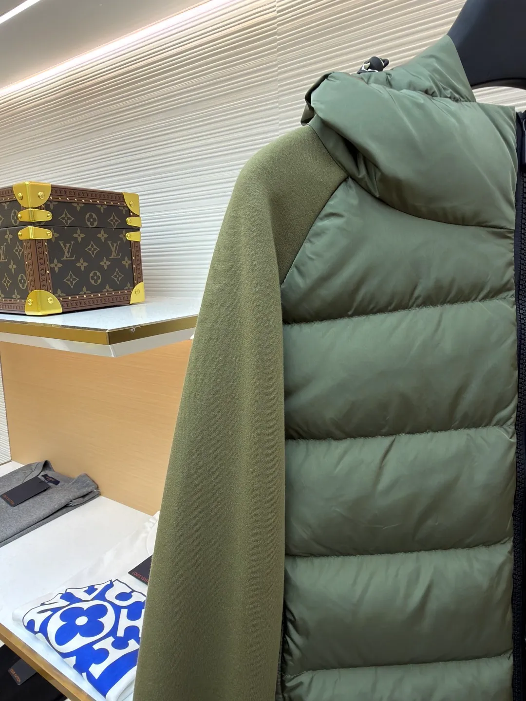 P810 Moncler logo woven splicing down jacket ●Item number: 1682128-C65 ●Material: white duck down fabric ●Technology: mechanical down filling ●Color: green ●Version: fitted version ●Weight: about 700 grams ●Size: S-M-L-XL ●Description: Customized matte lattice air shield down and 300D high-density calendered coating Use the new national standard 90 white duck down (welcome to test) Full flushing capacity Full of warmth, light and fluffy. With the dark green of the overlapping mountains as the background color, all things accumulate energy and create their own scenery in silence. The Monlcer triangle logo is embellished on the chest. The power aesthetics of the minimalist logo. The concentrated down filling in the front area creates dynamic insulation for the core heat dissipation zone of the human body. The hooded down is a moving warm flow barrier for the head and neck, forming a thermal energy circulation system with the front panel. The elastic woven sleeves provide freedom of movement with a sense of compression, forming a relaxed and warm philosophy, truly advanced. It is a mechanical down filling that allows function to become a footnote of style. Priority is given to making inner liner paper patterns to determine the down filling area and the gram weight of down per square meter according to the original three-dimensional effect, thereby calculating the filling amount of each cut piece. The computer down filling machine uses a digital weighing unit to achieve stable measurement. 3D three-dimensional quilting technology uses the programming system of the CNC quilting machine to accurately separate the down in different areas to ensure that the filling is evenly fixed after sewing. To avoid agglomeration or shifting, the template machine lines the lines. The line line process of the computer template machine shows extremely high neatness and smoothness. The craftsman accurately controls the size during the operation to ensure that each line meets the design requirements. The lines of the entire template are smooth and unified. Neat and beautiful, triple seam five-thread dense stitching process The triple structure of main seam overlocking + diagonal reinforcement + raw edge wrapping forms a three-dimensional protective net at the edge of the fabric to avoid stitch breakage. The overall wiring is straight and delicate, the fabric is comfortable and soft, and the color is consistent without color difference. It can be matched with the same style to create a fashionable look and control various occasions. Customized accessories, complete with three standards, same style for men and women!