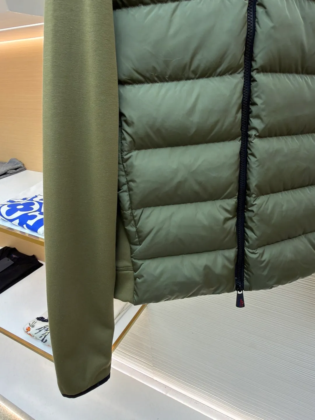 P810 Moncler logo woven splicing down jacket ●Item number: 1682128-C65 ●Material: white duck down fabric ●Technology: mechanical down filling ●Color: green ●Version: fitted version ●Weight: about 700 grams ●Size: S-M-L-XL ●Description: Customized matte lattice air shield down and 300D high-density calendered coating Use the new national standard 90 white duck down (welcome to test) Full flushing capacity Full of warmth, light and fluffy. With the dark green of the overlapping mountains as the background color, all things accumulate energy and create their own scenery in silence. The Monlcer triangle logo is embellished on the chest. The power aesthetics of the minimalist logo. The concentrated down filling in the front area creates dynamic insulation for the core heat dissipation zone of the human body. The hooded down is a moving warm flow barrier for the head and neck, forming a thermal energy circulation system with the front panel. The elastic woven sleeves provide freedom of movement with a sense of compression, forming a relaxed and warm philosophy, truly advanced. It is a mechanical down filling that allows function to become a footnote of style. Priority is given to making inner liner paper patterns to determine the down filling area and the gram weight of down per square meter according to the original three-dimensional effect, thereby calculating the filling amount of each cut piece. The computer down filling machine uses a digital weighing unit to achieve stable measurement. 3D three-dimensional quilting technology uses the programming system of the CNC quilting machine to accurately separate the down in different areas to ensure that the filling is evenly fixed after sewing. To avoid agglomeration or shifting, the template machine lines the lines. The line line process of the computer template machine shows extremely high neatness and smoothness. The craftsman accurately controls the size during the operation to ensure that each line meets the design requirements. The lines of the entire template are smooth and unified. Neat and beautiful, triple seam five-thread dense stitching process The triple structure of main seam overlocking + diagonal reinforcement + raw edge wrapping forms a three-dimensional protective net at the edge of the fabric to avoid stitch breakage. The overall wiring is straight and delicate, the fabric is comfortable and soft, and the color is consistent without color difference. It can be matched with the same style to create a fashionable look and control various occasions. Customized accessories, complete with three standards, same style for men and women!