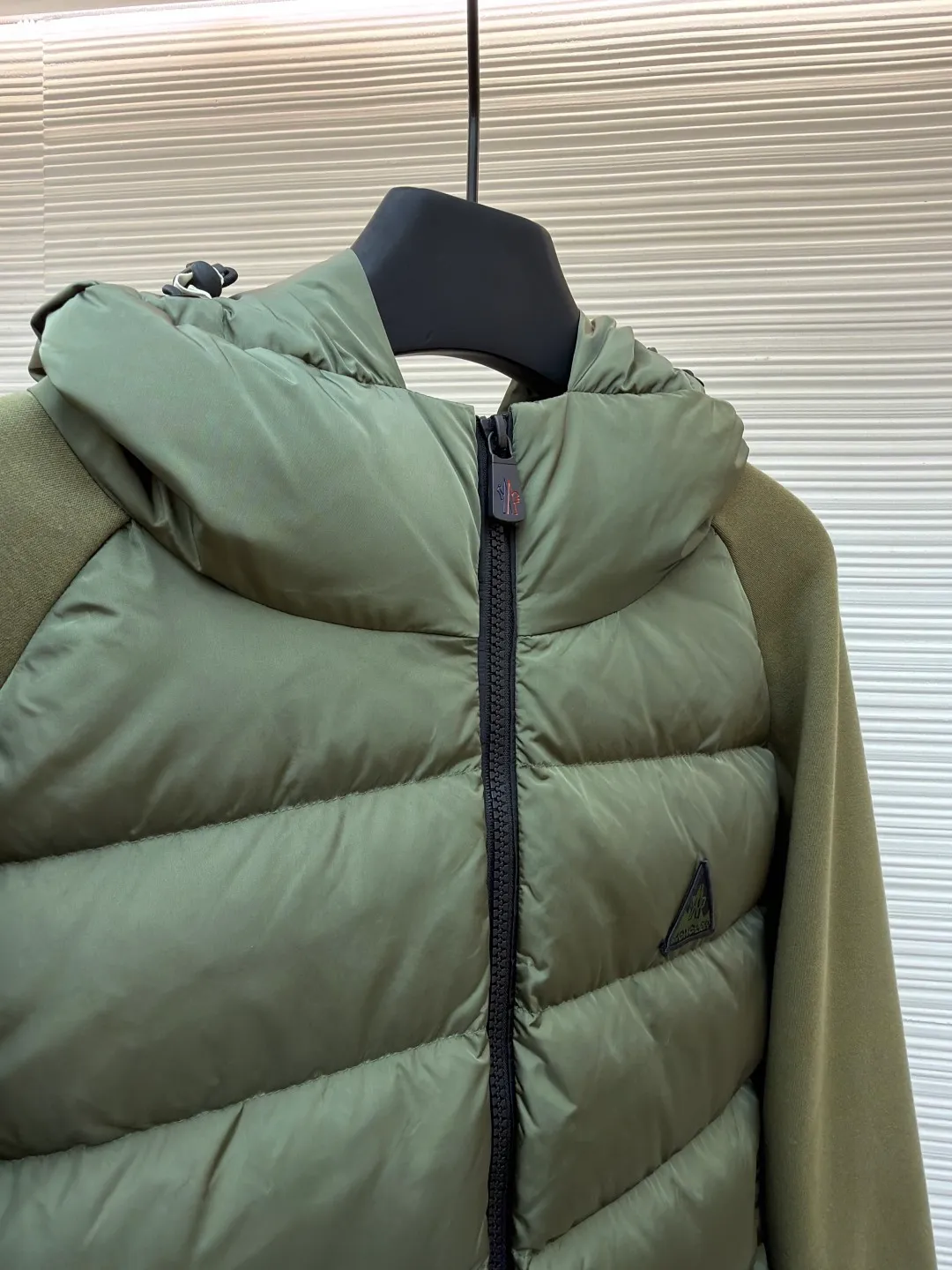 P810 Moncler logo woven splicing down jacket ●Item number: 1682128-C65 ●Material: white duck down fabric ●Technology: mechanical down filling ●Color: green ●Version: fitted version ●Weight: about 700 grams ●Size: S-M-L-XL ●Description: Customized matte lattice air shield down and 300D high-density calendered coating Use the new national standard 90 white duck down (welcome to test) Full flushing capacity Full of warmth, light and fluffy. With the dark green of the overlapping mountains as the background color, all things accumulate energy and create their own scenery in silence. The Monlcer triangle logo is embellished on the chest. The power aesthetics of the minimalist logo. The concentrated down filling in the front area creates dynamic insulation for the core heat dissipation zone of the human body. The hooded down is a moving warm flow barrier for the head and neck, forming a thermal energy circulation system with the front panel. The elastic woven sleeves provide freedom of movement with a sense of compression, forming a relaxed and warm philosophy, truly advanced. It is a mechanical down filling that allows function to become a footnote of style. Priority is given to making inner liner paper patterns to determine the down filling area and the gram weight of down per square meter according to the original three-dimensional effect, thereby calculating the filling amount of each cut piece. The computer down filling machine uses a digital weighing unit to achieve stable measurement. 3D three-dimensional quilting technology uses the programming system of the CNC quilting machine to accurately separate the down in different areas to ensure that the filling is evenly fixed after sewing. To avoid agglomeration or shifting, the template machine lines the lines. The line line process of the computer template machine shows extremely high neatness and smoothness. The craftsman accurately controls the size during the operation to ensure that each line meets the design requirements. The lines of the entire template are smooth and unified. Neat and beautiful, triple seam five-thread dense stitching process The triple structure of main seam overlocking + diagonal reinforcement + raw edge wrapping forms a three-dimensional protective net at the edge of the fabric to avoid stitch breakage. The overall wiring is straight and delicate, the fabric is comfortable and soft, and the color is consistent without color difference. It can be matched with the same style to create a fashionable look and control various occasions. Customized accessories, complete with three standards, same style for men and women!