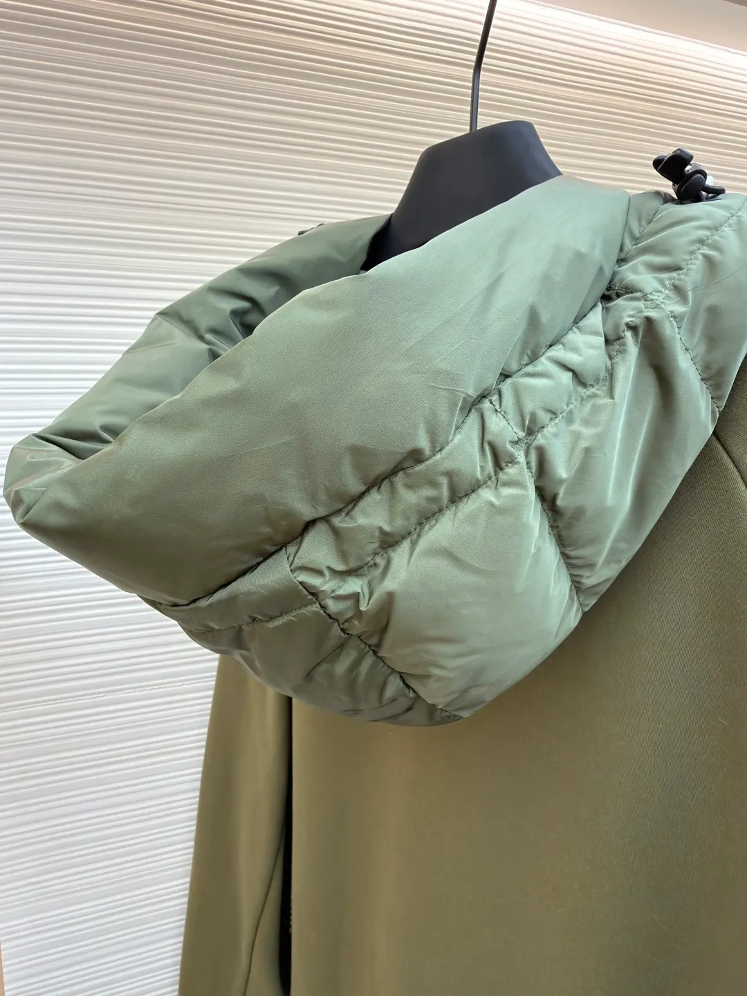 P810 Moncler logo woven splicing down jacket ●Item number: 1682128-C65 ●Material: white duck down fabric ●Technology: mechanical down filling ●Color: green ●Version: fitted version ●Weight: about 700 grams ●Size: S-M-L-XL ●Description: Customized matte lattice air shield down and 300D high-density calendered coating Use the new national standard 90 white duck down (welcome to test) Full flushing capacity Full of warmth, light and fluffy. With the dark green of the overlapping mountains as the background color, all things accumulate energy and create their own scenery in silence. The Monlcer triangle logo is embellished on the chest. The power aesthetics of the minimalist logo. The concentrated down filling in the front area creates dynamic insulation for the core heat dissipation zone of the human body. The hooded down is a moving warm flow barrier for the head and neck, forming a thermal energy circulation system with the front panel. The elastic woven sleeves provide freedom of movement with a sense of compression, forming a relaxed and warm philosophy, truly advanced. It is a mechanical down filling that allows function to become a footnote of style. Priority is given to making inner liner paper patterns to determine the down filling area and the gram weight of down per square meter according to the original three-dimensional effect, thereby calculating the filling amount of each cut piece. The computer down filling machine uses a digital weighing unit to achieve stable measurement. 3D three-dimensional quilting technology uses the programming system of the CNC quilting machine to accurately separate the down in different areas to ensure that the filling is evenly fixed after sewing. To avoid agglomeration or shifting, the template machine lines the lines. The line line process of the computer template machine shows extremely high neatness and smoothness. The craftsman accurately controls the size during the operation to ensure that each line meets the design requirements. The lines of the entire template are smooth and unified. Neat and beautiful, triple seam five-thread dense stitching process The triple structure of main seam overlocking + diagonal reinforcement + raw edge wrapping forms a three-dimensional protective net at the edge of the fabric to avoid stitch breakage. The overall wiring is straight and delicate, the fabric is comfortable and soft, and the color is consistent without color difference. It can be matched with the same style to create a fashionable look and control various occasions. Customized accessories, complete with three standards, same style for men and women!