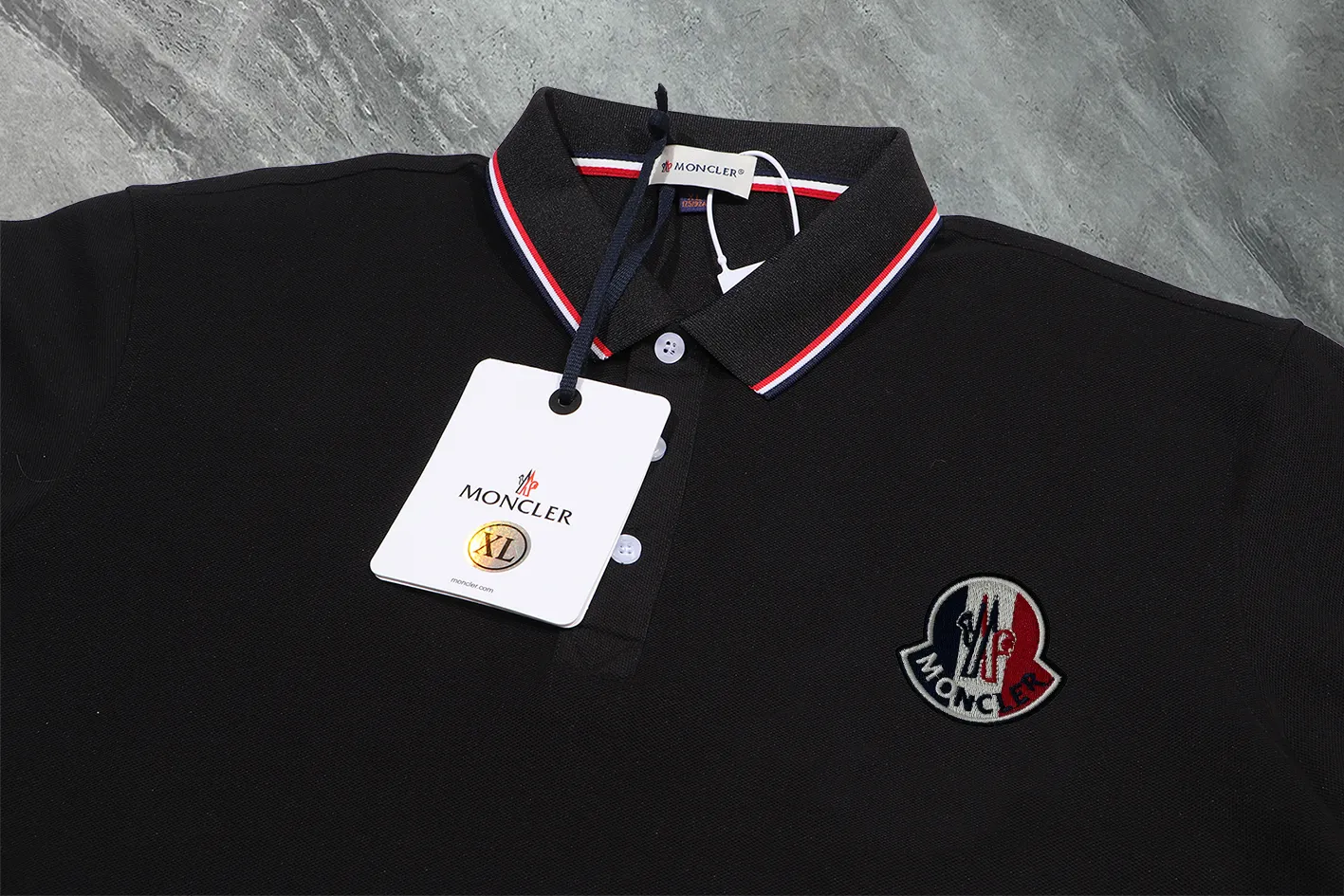 P190 Complete with three standards] MONCLER~ MONCLER 2024 summer new high-quality lapel short-sleeved POLO shirt, counter-customized fabric, high breathability and comfort, impeccable details, brand element design concept, reflecting high quality. It feels delicate and soft! It presents a casual cut and the upper body shape is great! The chest is filled with three-dimensional embroidery of the brand LOGO to highlight quality and luxury. Color: black/white Size: M~3XL