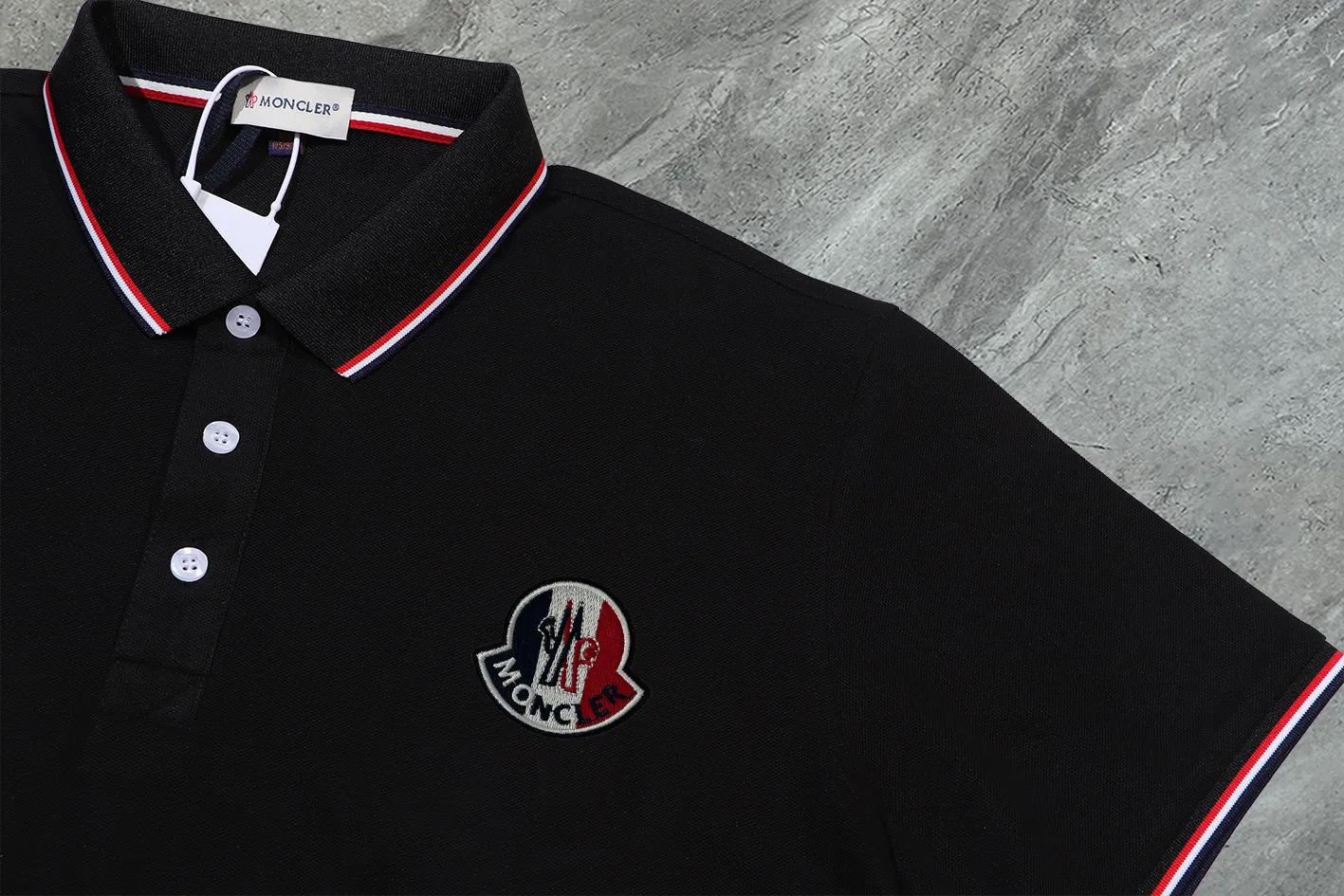 P190 Complete with three standards] MONCLER~ MONCLER 2024 summer new high-quality lapel short-sleeved POLO shirt, counter-customized fabric, high breathability and comfort, impeccable details, brand element design concept, reflecting high quality. It feels delicate and soft! It presents a casual cut and the upper body shape is great! The chest is filled with three-dimensional embroidery of the brand LOGO to highlight quality and luxury. Color: black/white Size: M~3XL