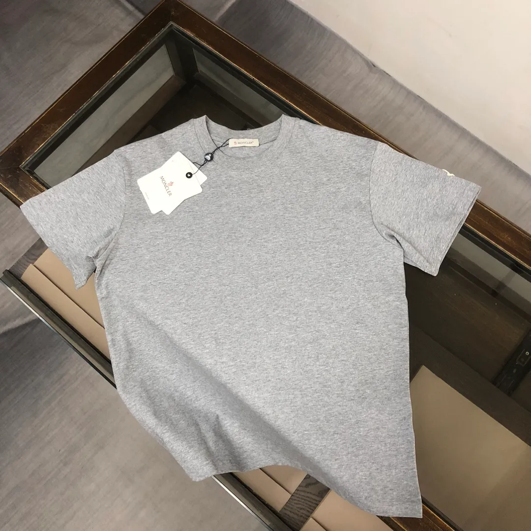 P160 MONCLER 25 The latest short-sleeved T-shirt for couples ~ Simple clean version on the front and distinctive brand print design on the back ~ The fabric upper body is comfortable and breathable, not stiff, slim cut, and made of high-end custom-made pure cotton fabric! The upper body is comfortable and stylish, and it can be worn alone as an inner layer. It is a must-have for fashionistas! ! ! Color: Black White Brown Gray Sky Blue Size: S M L XL (Loose fit! Please state your height and weight when placing an order)