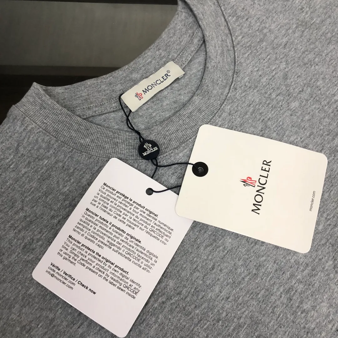 P160 MONCLER 25 The latest short-sleeved T-shirt for couples ~ Simple clean version on the front and distinctive brand print design on the back ~ The fabric upper body is comfortable and breathable, not stiff, slim cut, and made of high-end custom-made pure cotton fabric! The upper body is comfortable and stylish, and it can be worn alone as an inner layer. It is a must-have for fashionistas! ! ! Color: Black White Brown Gray Sky Blue Size: S M L XL (Loose fit! Please state your height and weight when placing an order)