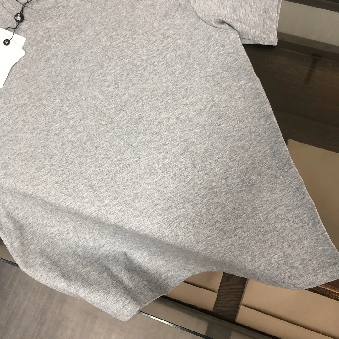 P160 MONCLER 25 The latest short-sleeved T-shirt for couples ~ Simple clean version on the front and distinctive brand print design on the back ~ The fabric upper body is comfortable and breathable, not stiff, slim cut, and made of high-end custom-made pure cotton fabric! The upper body is comfortable and stylish, and it can be worn alone as an inner layer. It is a must-have for fashionistas! ! ! Color: Black White Brown Gray Sky Blue Size: S M L XL (Loose fit! Please state your height and weight when placing an order)