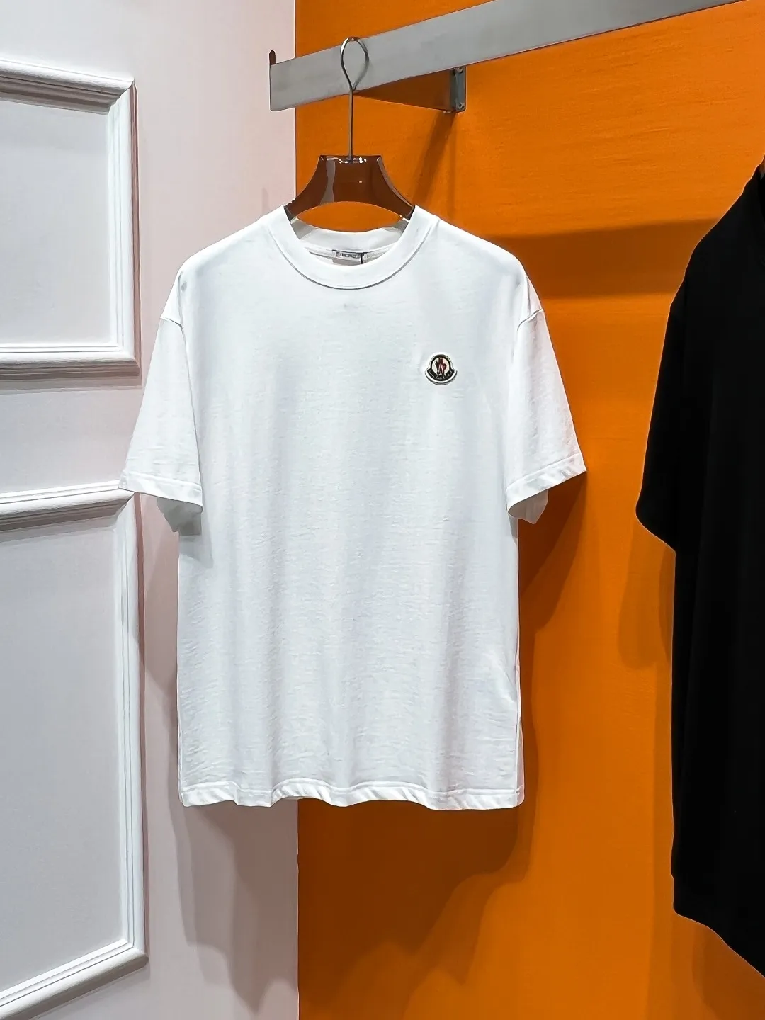 P140 MONCLER# Spring and summer top counter synchronous short-sleeved T-shirt (complete with 3 labels). It is made of imported 100%-32 count double-strand Xinjiang cotton fabric. It is the original fabric of the counter. It has strong brand recognition, full of high street and exquisite style, and will definitely become the best choice for high street appearances. The fabric is thick, has a strong say in texture and comfort, and has a delicate feel. It is comfortable to wear and has a good upper body effect. It is made of pure cotton. This kind of cotton is very special. It feels very soft and has a double-sided texture. This is the first time I have gotten such functional fabric in a long time. It is really good! It’s not a bad style or material, straight men will definitely like it!  It is a fusion of top elements, a classic trendy men's fashion, and the upper body comfort is unparalleled. It can be said that it is a must-have in summer, and it is more fashionable and can easily create a fashionable and stylish super item. It interprets your luxury and taste and creates your fashionable style and charm. Fashionable round neck chest T-shirt This T-shirt has exquisite craftsmanship and full design sense! The matching is trendy and stylish! This must-have item has an elegant upper body, looks good both inside and outside, and combines fashion and comfort. It looks like a basic men's T-shirt, but it is not. It can be worn alone or layered underneath. There is no problem in wearing one piece for all seasons. The product is really, really good! It comes from the original factory, and there are not many pieces that can be counted on the fingers. Whether he can own it or not depends on your hand speed. The custom-woven double-layer rib neck design is flat and snug and not easy to deform. The brand logo remains the same, creating an alternative luxury fashion atmosphere and becoming a new concept that breaks out of the cocoon in the year. Available in two colors: white and black. Size: S M L XL 2XL