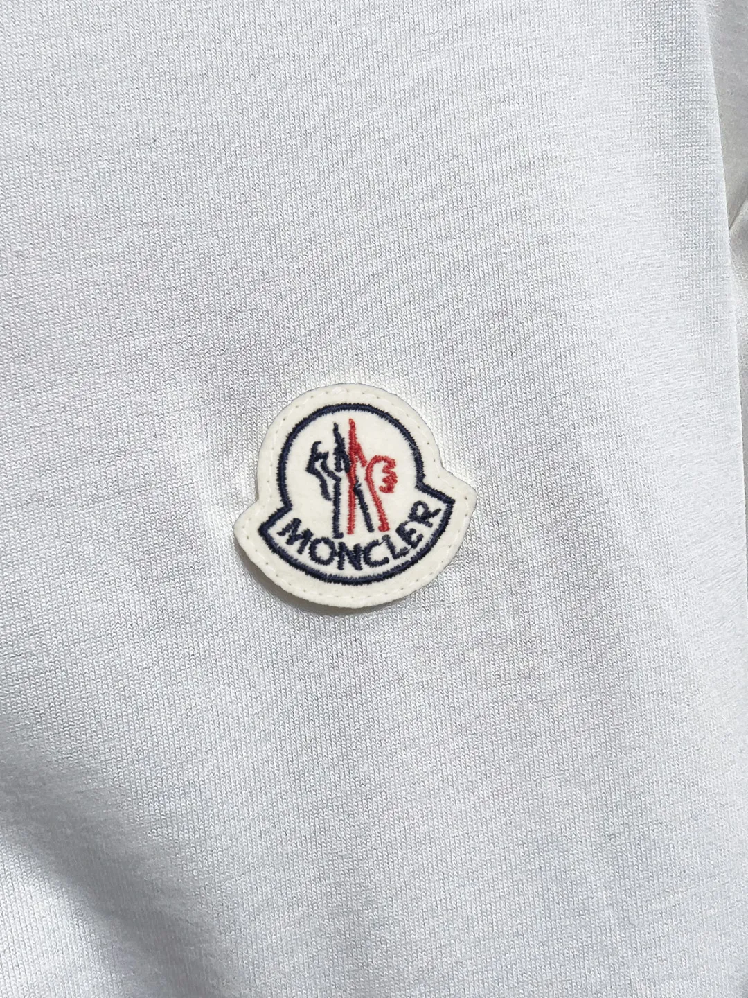 P140 MONCLER# Spring and summer top counter synchronous short-sleeved T-shirt (complete with 3 labels). It is made of imported 100%-32 count double-strand Xinjiang cotton fabric. It is the original fabric of the counter. It has strong brand recognition, full of high street and exquisite style, and will definitely become the best choice for high street appearances. The fabric is thick, has a strong say in texture and comfort, and has a delicate feel. It is comfortable to wear and has a good upper body effect. It is made of pure cotton. This kind of cotton is very special. It feels very soft and has a double-sided texture. This is the first time I have gotten such functional fabric in a long time. It is really good! It’s not a bad style or material, straight men will definitely like it!  It is a fusion of top elements, a classic trendy men's fashion, and the upper body comfort is unparalleled. It can be said that it is a must-have in summer, and it is more fashionable and can easily create a fashionable and stylish super item. It interprets your luxury and taste and creates your fashionable style and charm. Fashionable round neck chest T-shirt This T-shirt has exquisite craftsmanship and full design sense! The matching is trendy and stylish! This must-have item has an elegant upper body, looks good both inside and outside, and combines fashion and comfort. It looks like a basic men's T-shirt, but it is not. It can be worn alone or layered underneath. There is no problem in wearing one piece for all seasons. The product is really, really good! It comes from the original factory, and there are not many pieces that can be counted on the fingers. Whether he can own it or not depends on your hand speed. The custom-woven double-layer rib neck design is flat and snug and not easy to deform. The brand logo remains the same, creating an alternative luxury fashion atmosphere and becoming a new concept that breaks out of the cocoon in the year. Available in two colors: white and black. Size: S M L XL 2XL